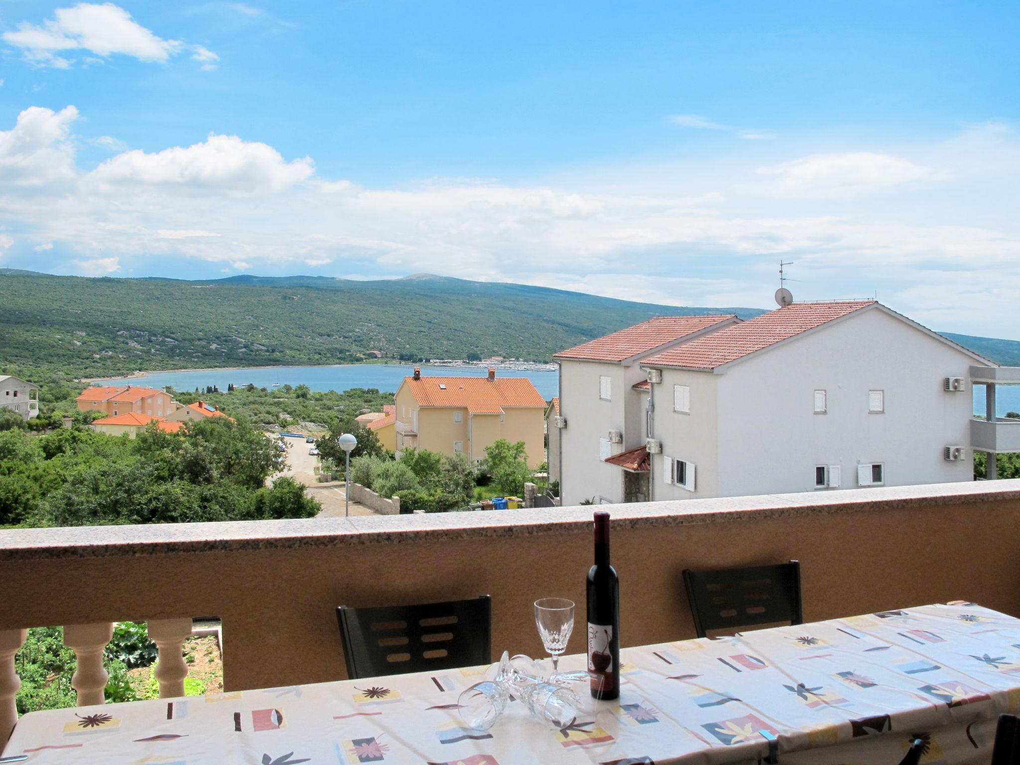 Foto 1 - Appartamento con 2 camere da letto a Krk con giardino e vista mare