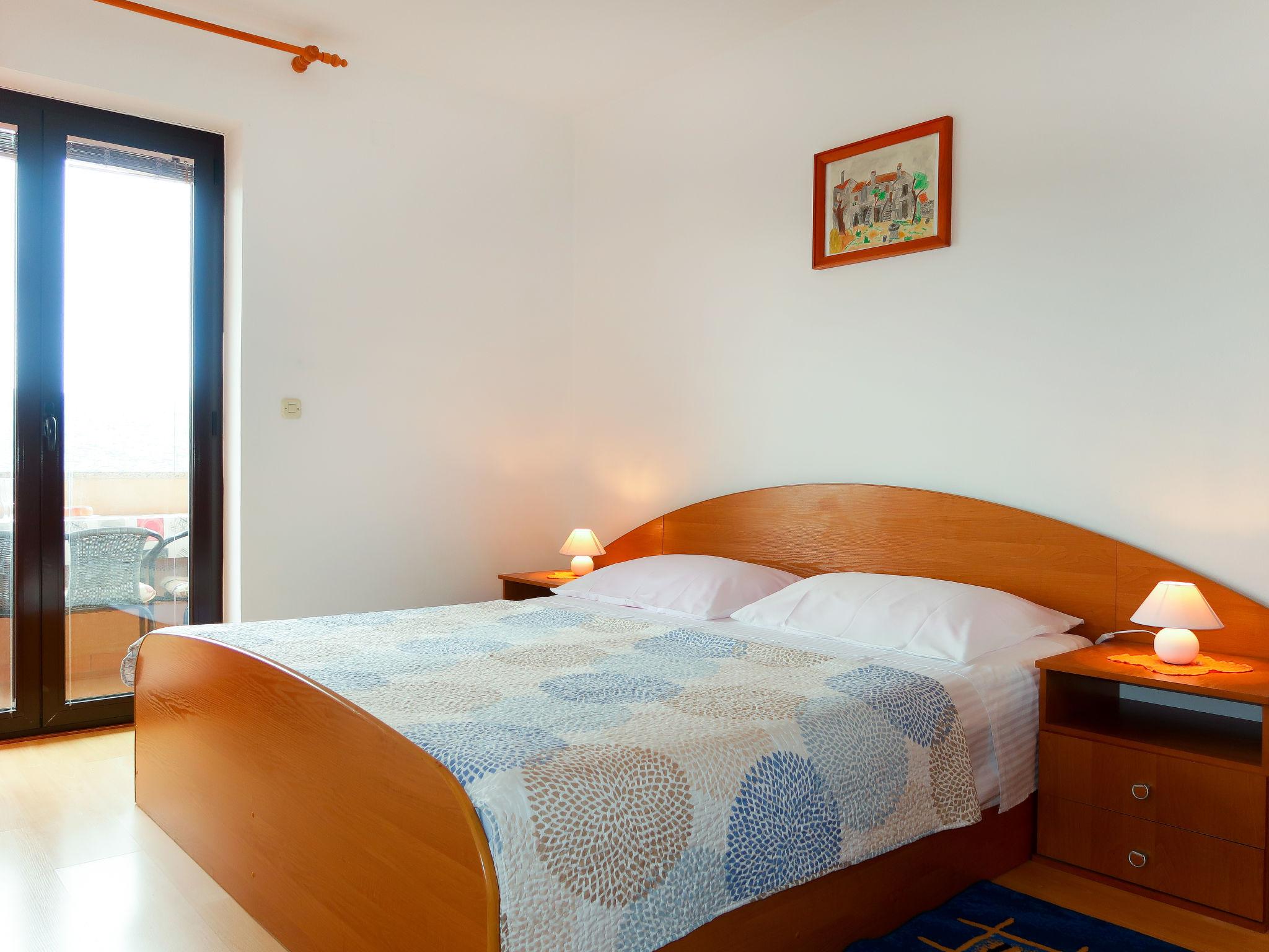 Foto 6 - Appartamento con 2 camere da letto a Krk con giardino e vista mare