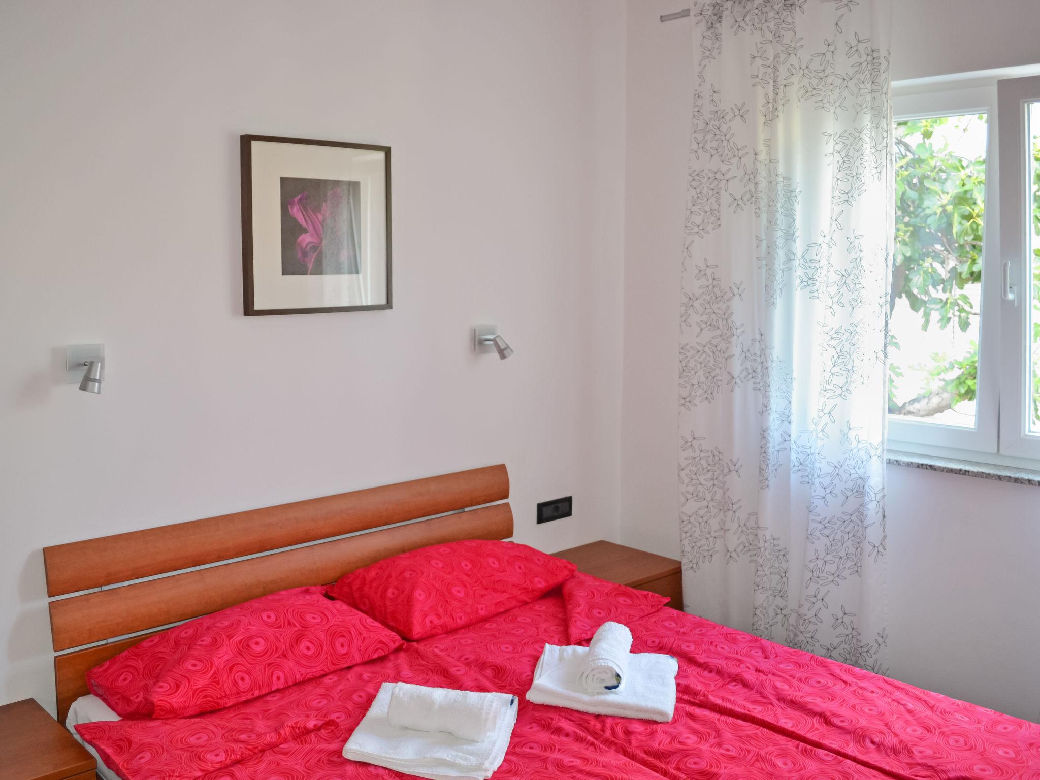 Foto 7 - Appartamento con 1 camera da letto a Rab con giardino e vista mare