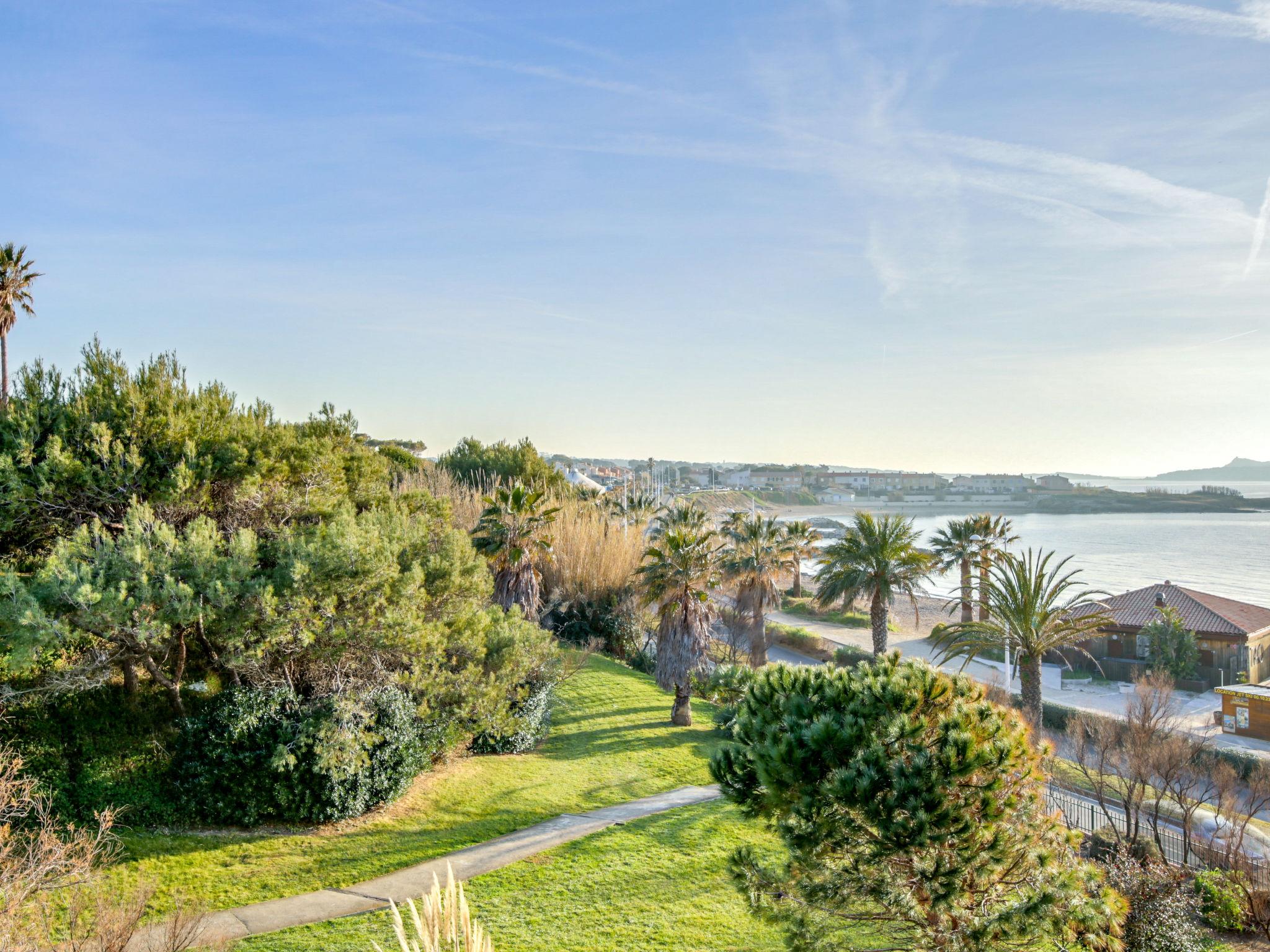 Foto 1 - Apartamento de 2 quartos em Six-Fours-les-Plages com piscina e terraço