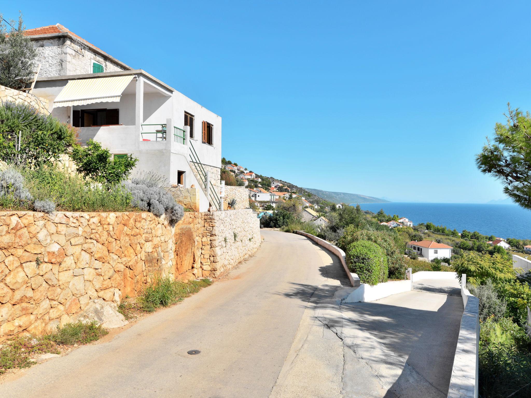 Foto 3 - Appartamento con 1 camera da letto a Jelsa con giardino e terrazza