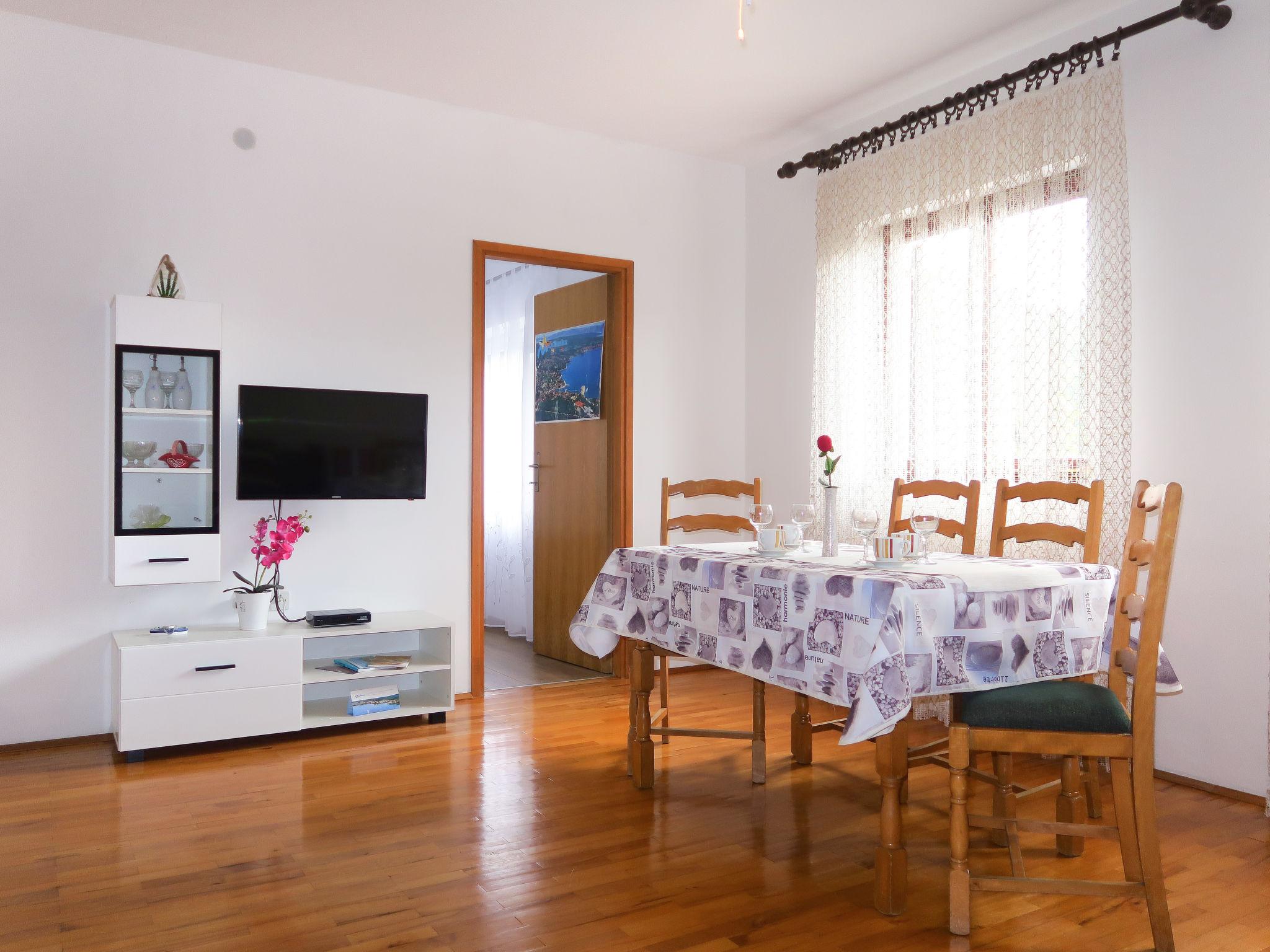 Photo 5 - Appartement de 2 chambres à Malinska-Dubašnica avec terrasse et vues à la mer