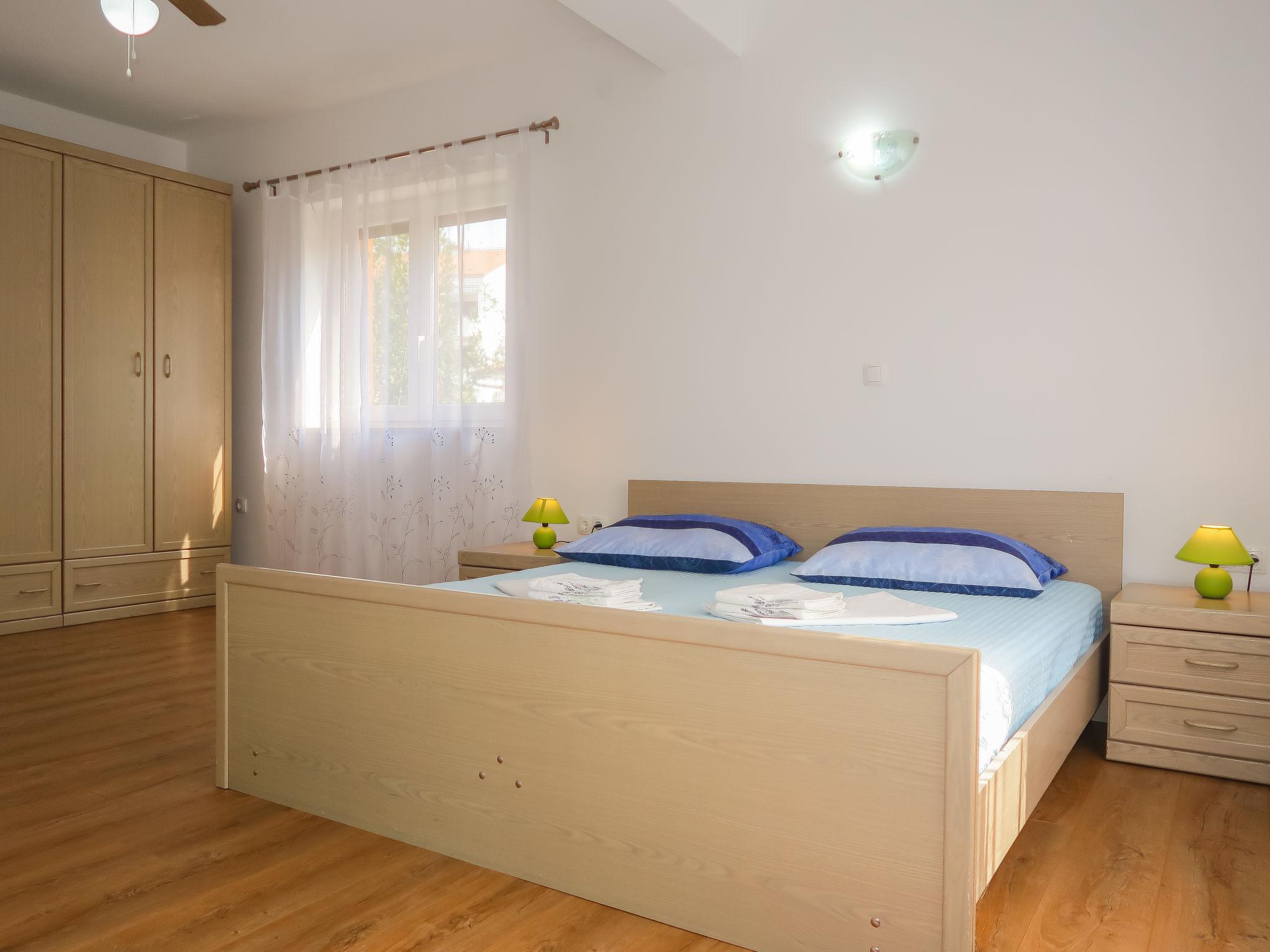 Photo 3 - Appartement de 2 chambres à Malinska-Dubašnica avec terrasse et vues à la mer