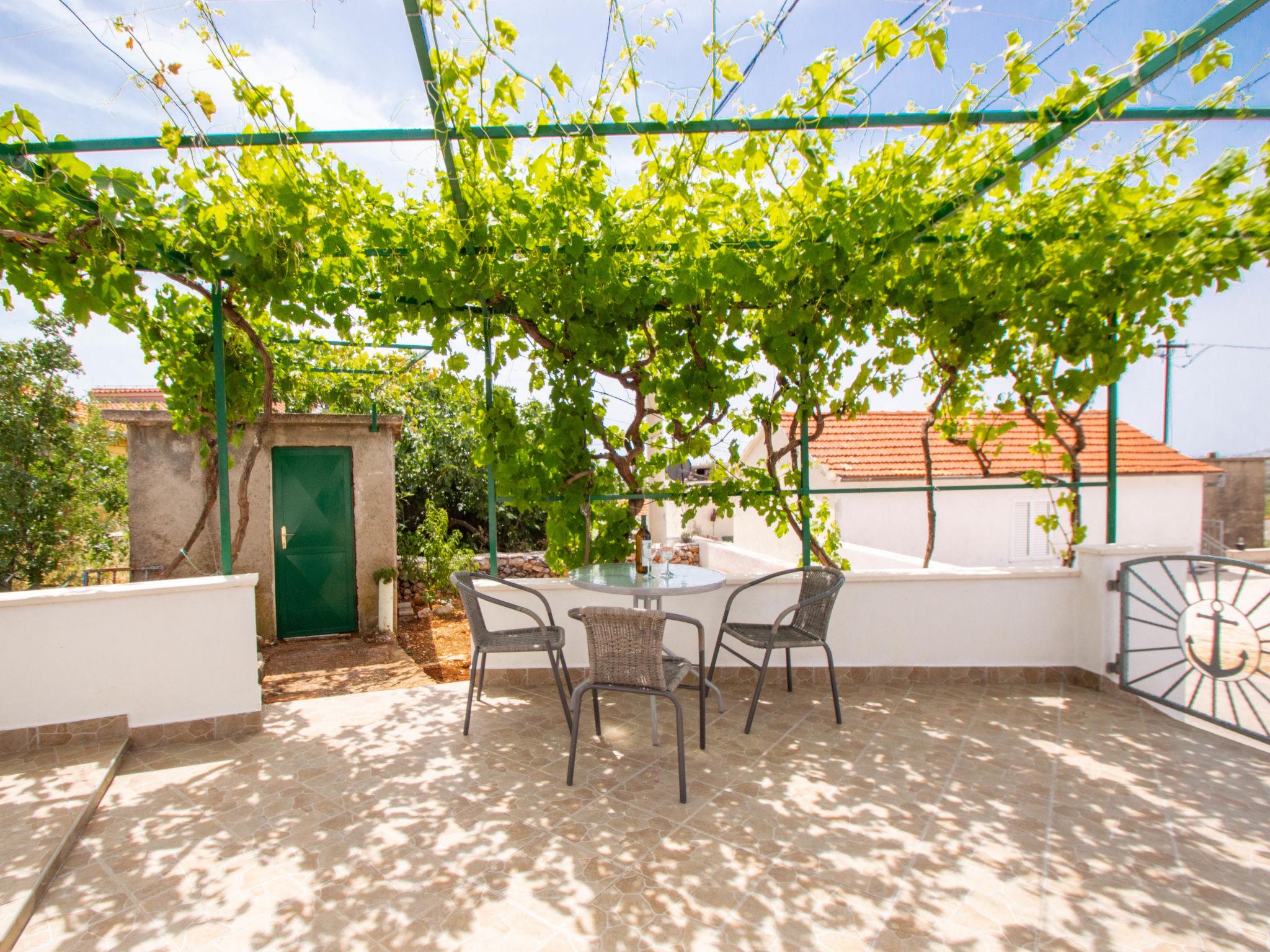 Foto 2 - Haus mit 1 Schlafzimmer in Rogoznica mit terrasse und blick aufs meer