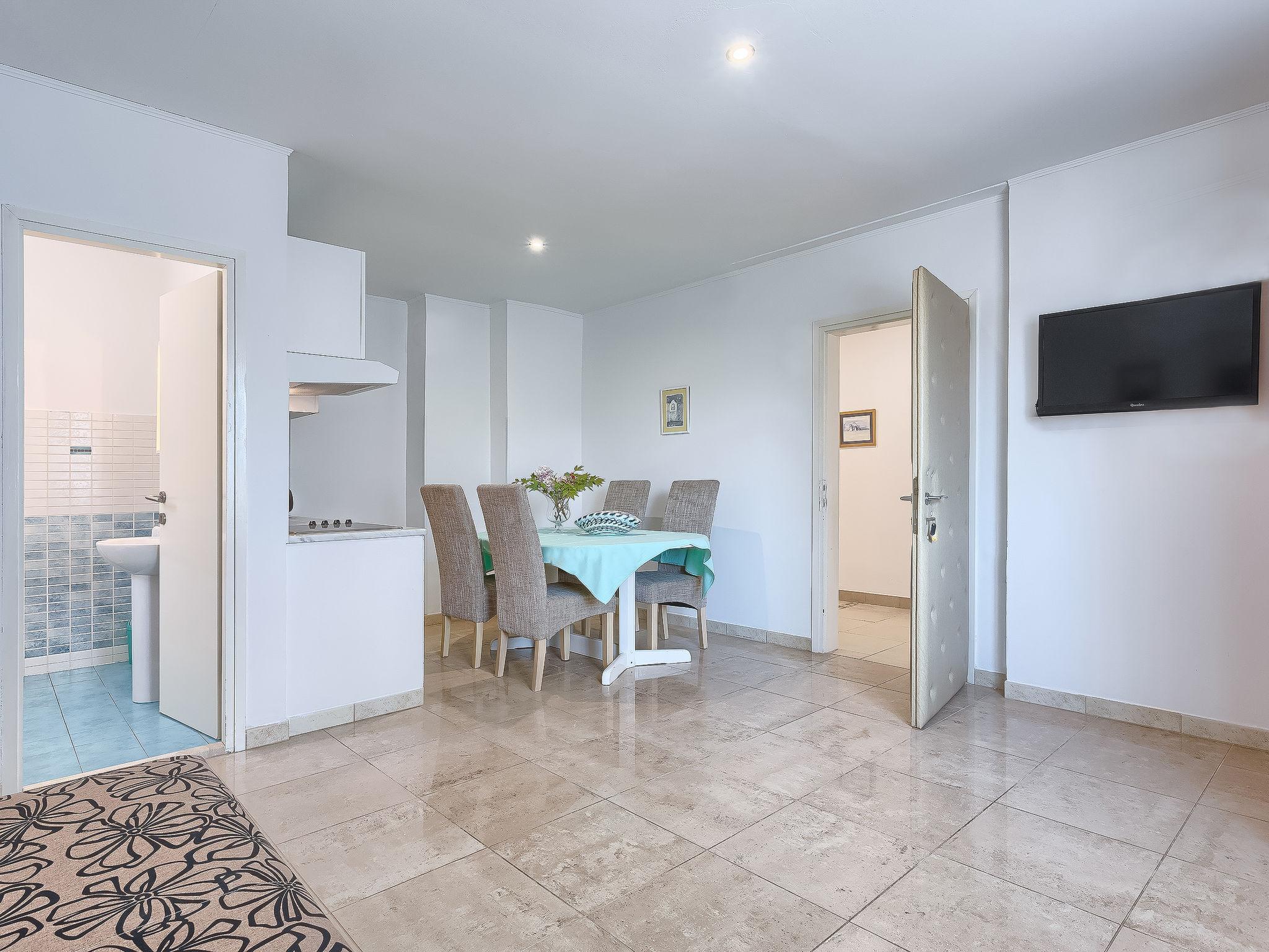 Foto 9 - Apartamento de 2 quartos em Umag com piscina e jardim