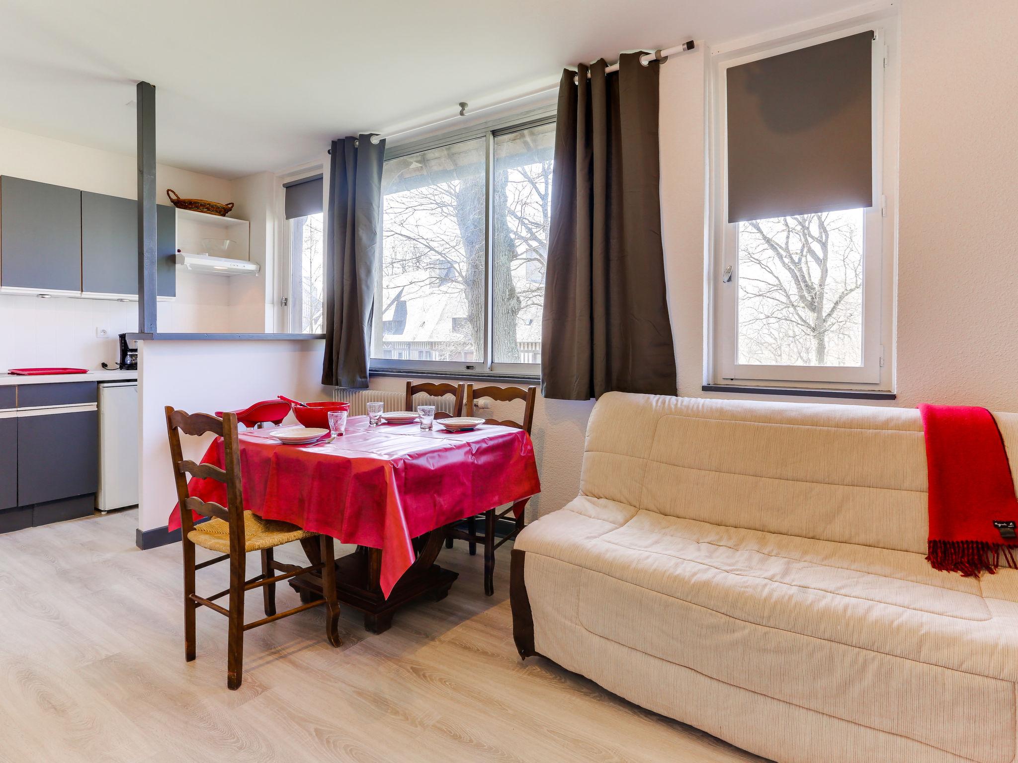 Foto 6 - Appartamento con 1 camera da letto a Tourgéville con giardino e vista mare