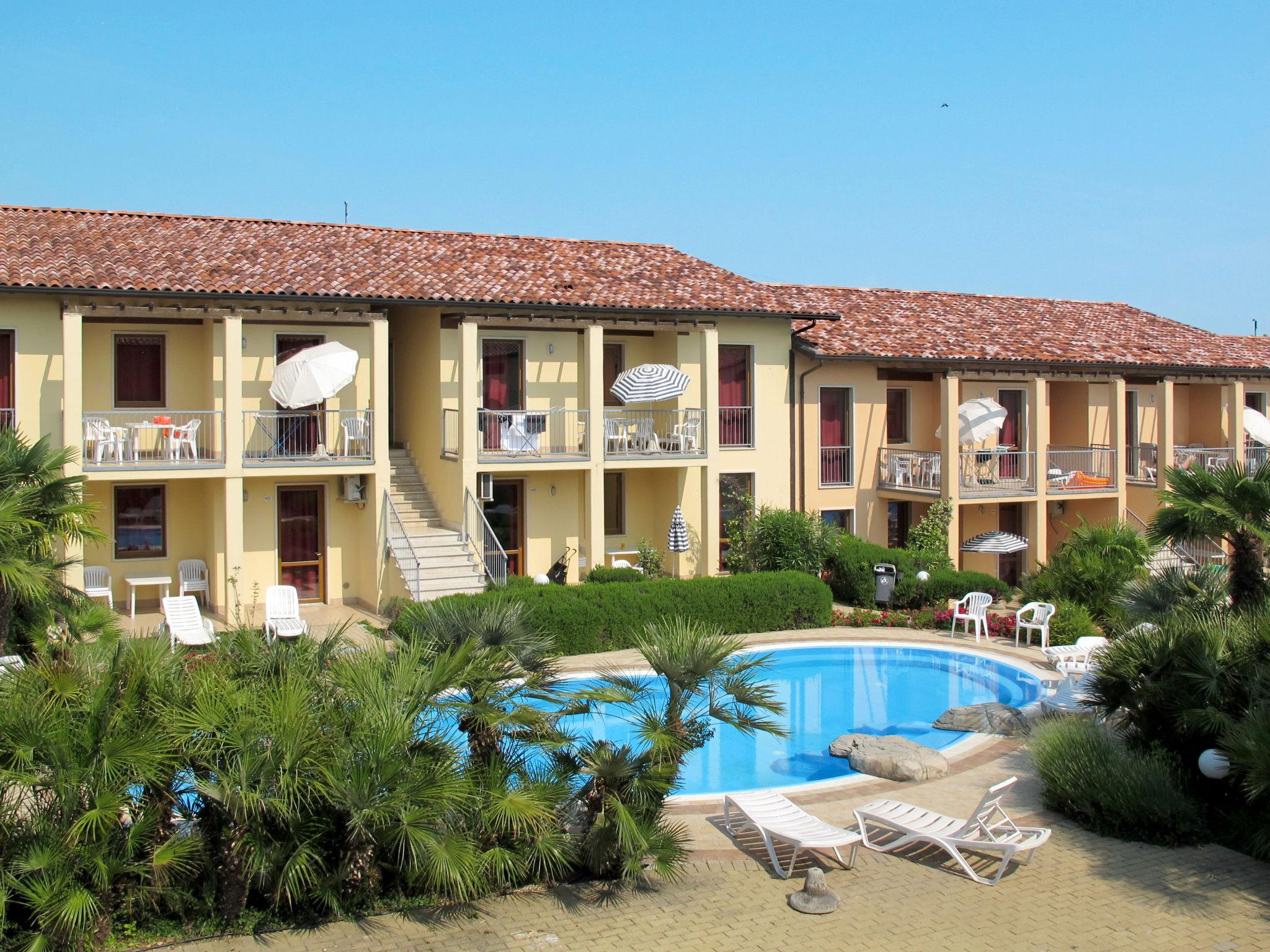 Photo 3 - Appartement de 2 chambres à Peschiera del Garda avec piscine et vues sur la montagne
