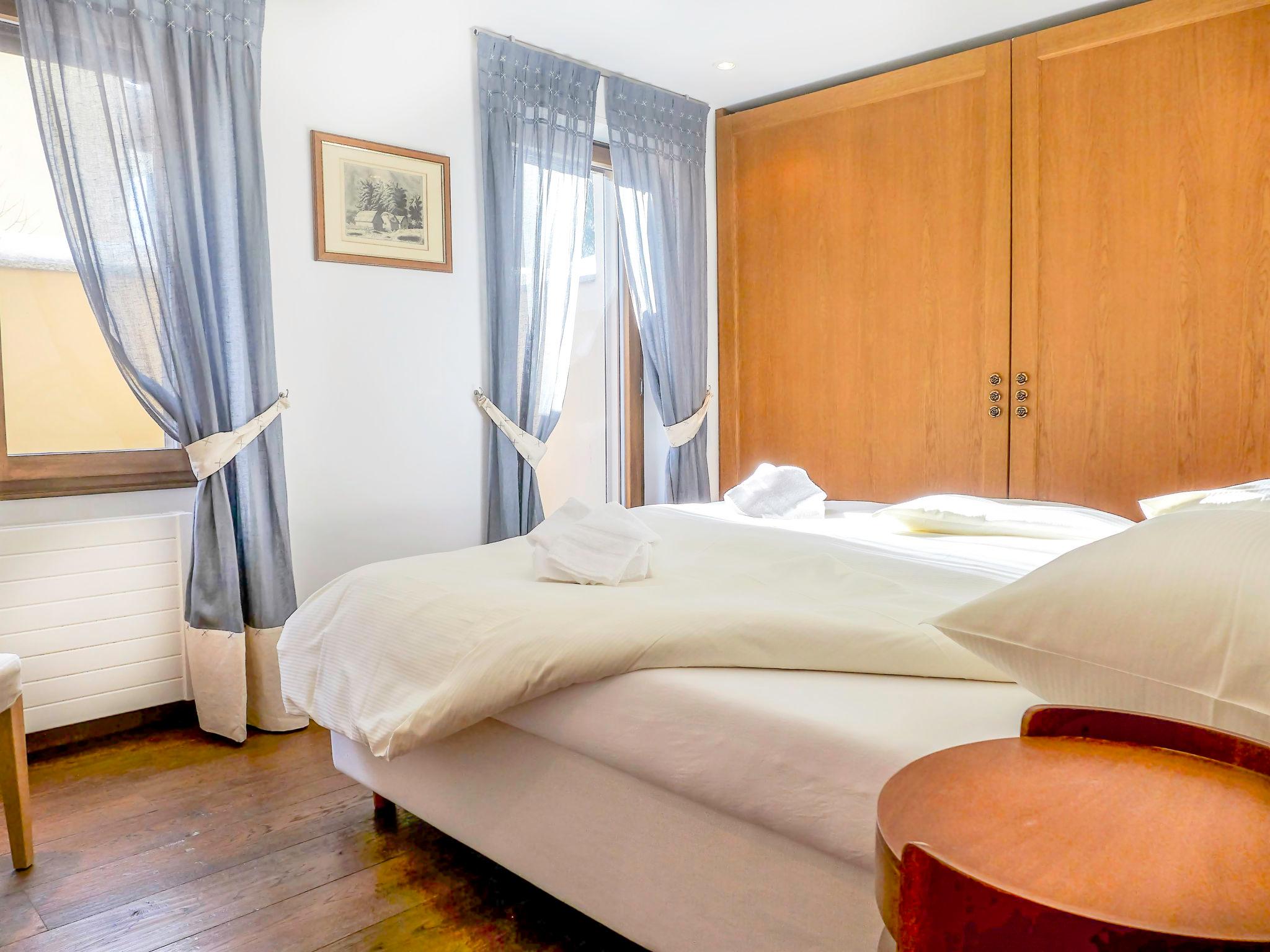 Foto 12 - Appartamento con 2 camere da letto a Sankt Moritz con sauna e vista sulle montagne