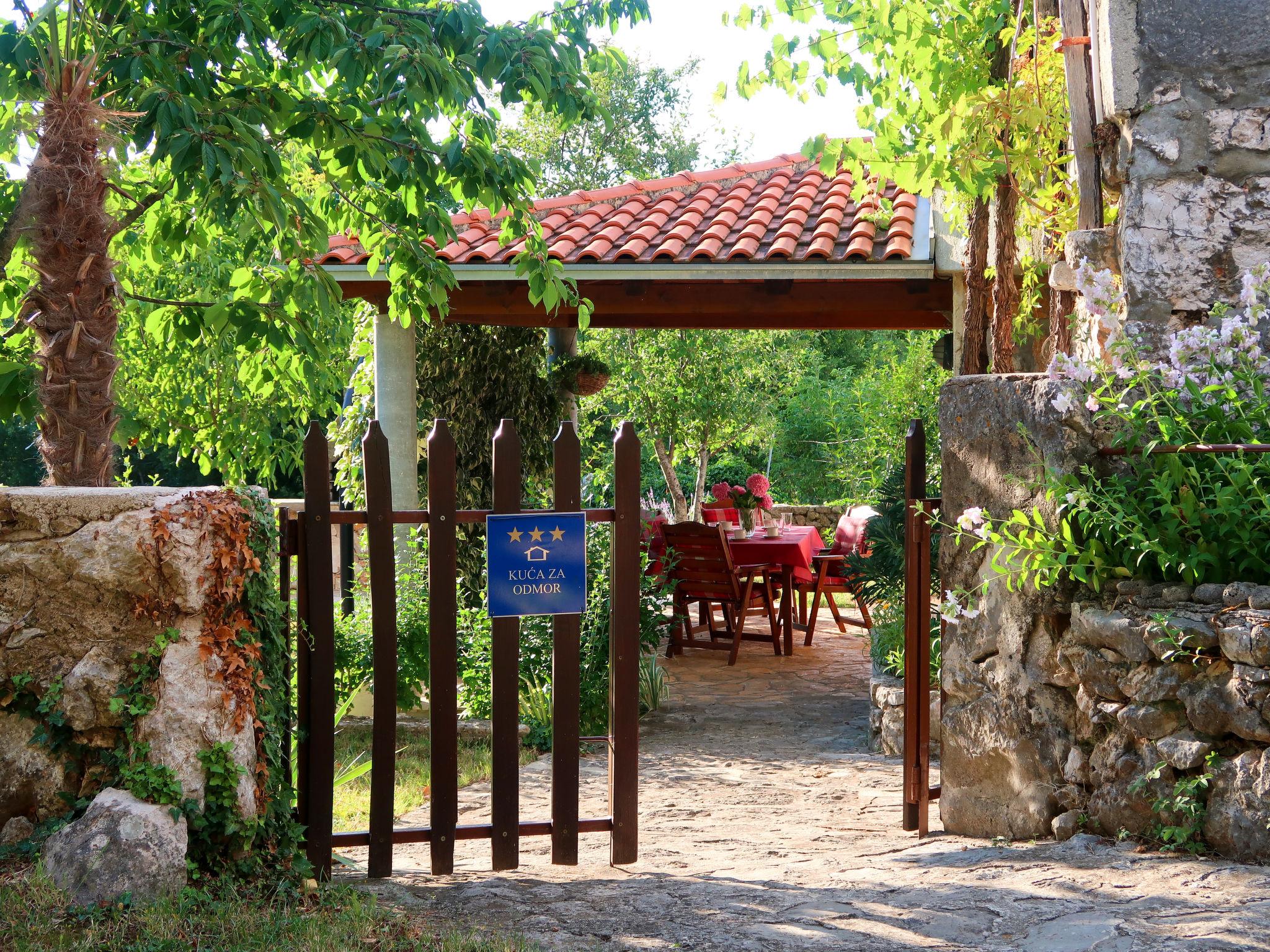 Photo 1 - Maison de 2 chambres à Dobrinj avec jardin et terrasse