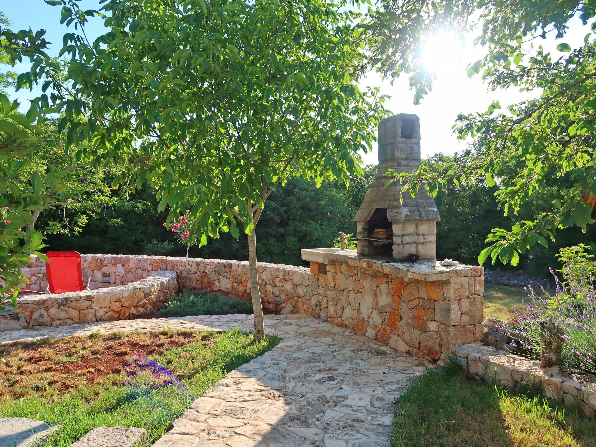 Foto 8 - Casa de 2 habitaciones en Dobrinj con jardín y vistas al mar