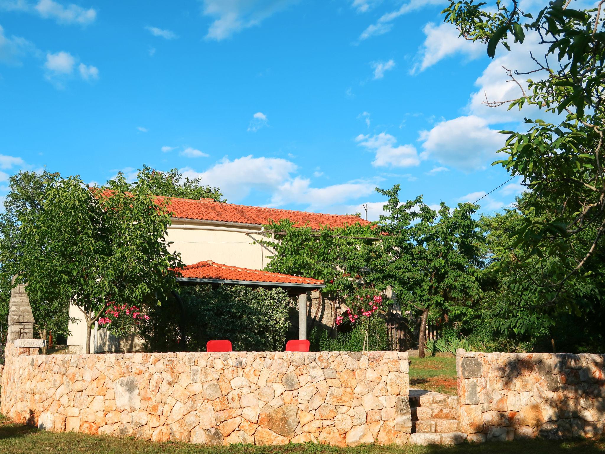 Photo 2 - Maison de 2 chambres à Dobrinj avec jardin et vues à la mer