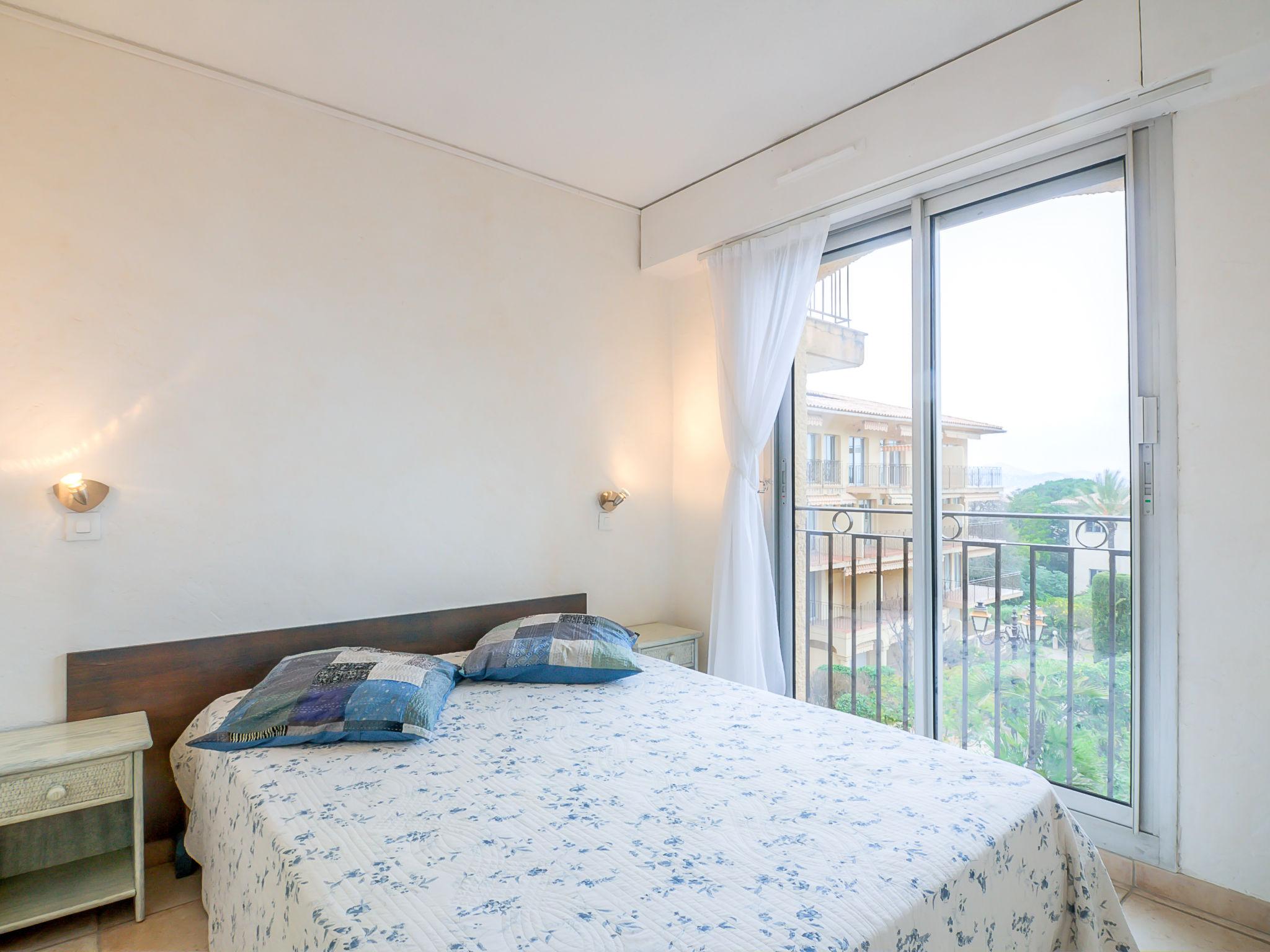 Foto 4 - Appartamento con 1 camera da letto a Saint-Tropez con piscina e vista mare
