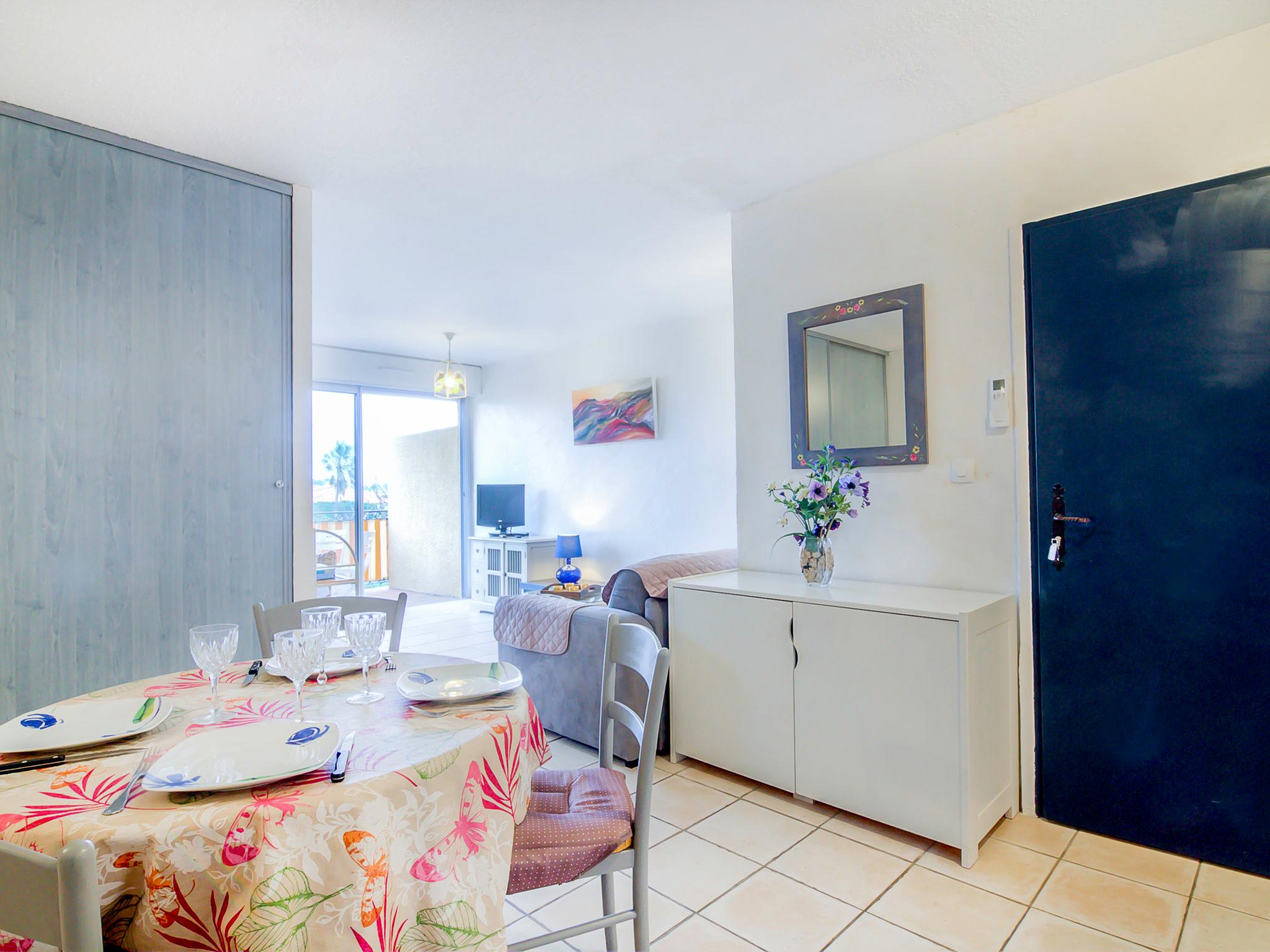 Foto 6 - Apartment mit 1 Schlafzimmer in Saint-Tropez mit schwimmbad und blick aufs meer