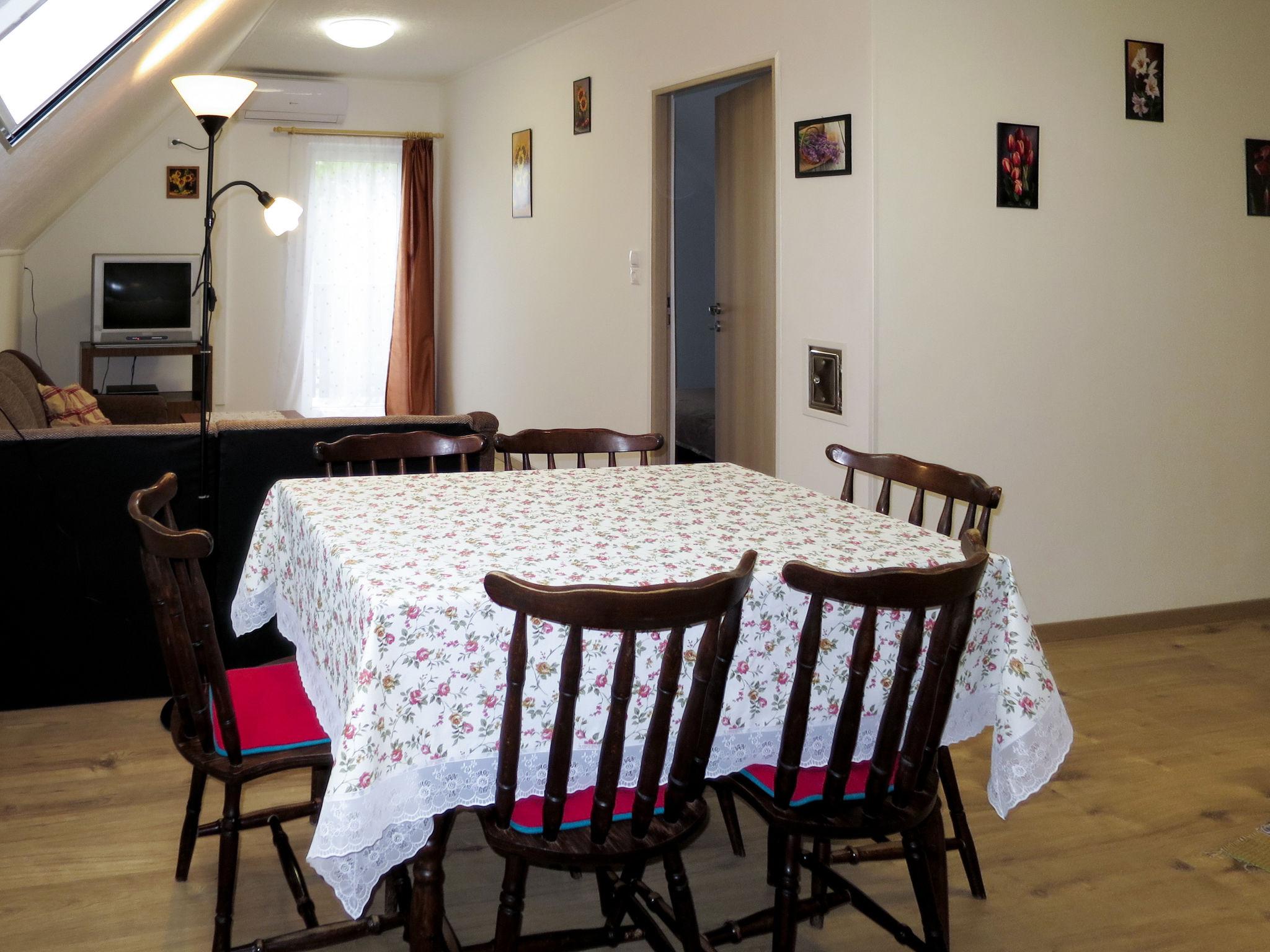 Foto 3 - Appartamento con 2 camere da letto a Velence con terrazza e vista mare