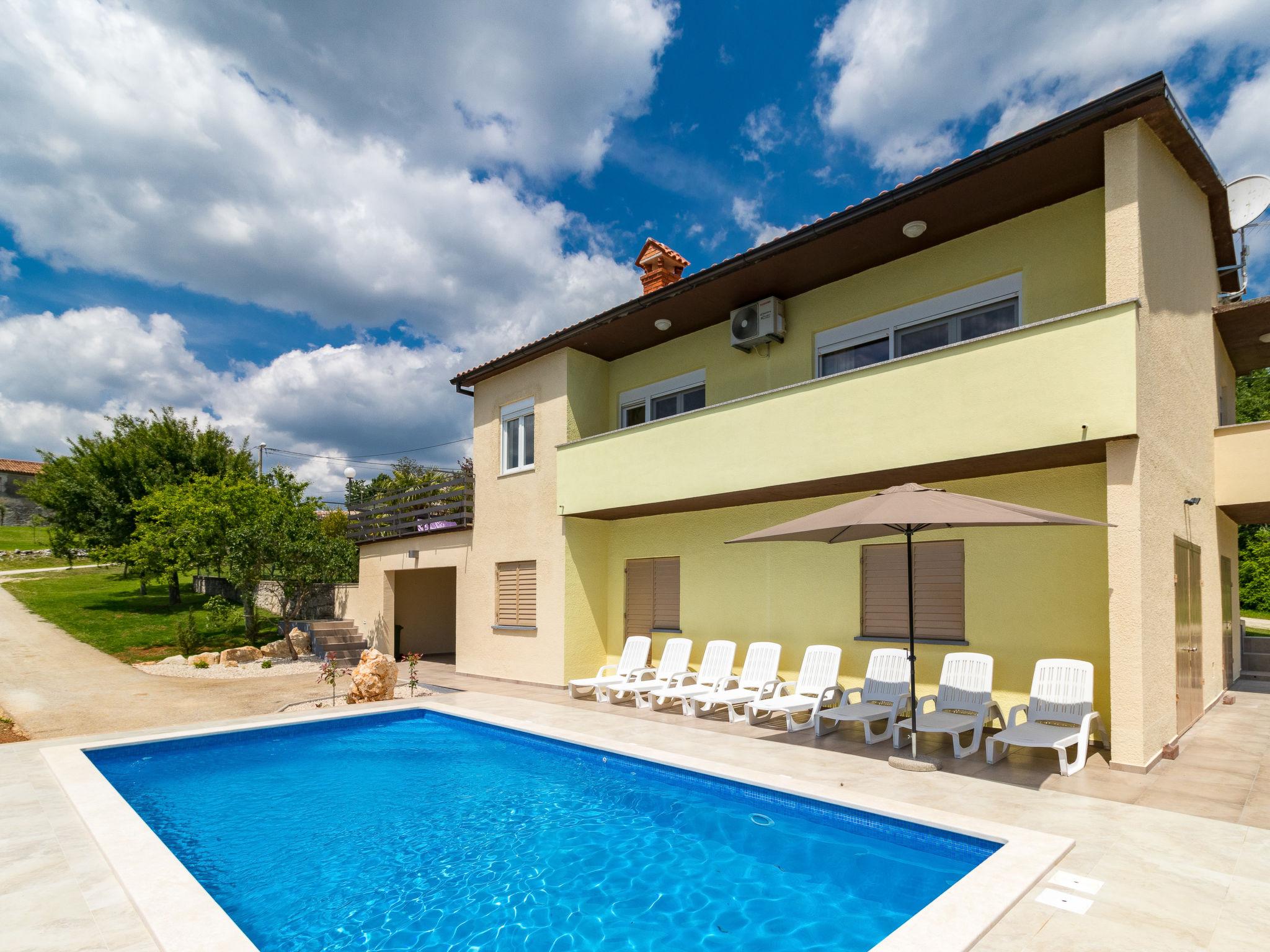 Photo 2 - Maison de 3 chambres à Pićan avec piscine privée et jardin