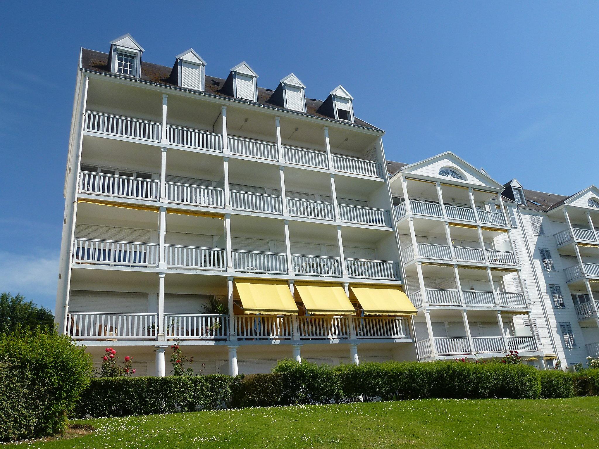 Foto 15 - Appartamento con 2 camere da letto a Trouville-sur-Mer con vista mare