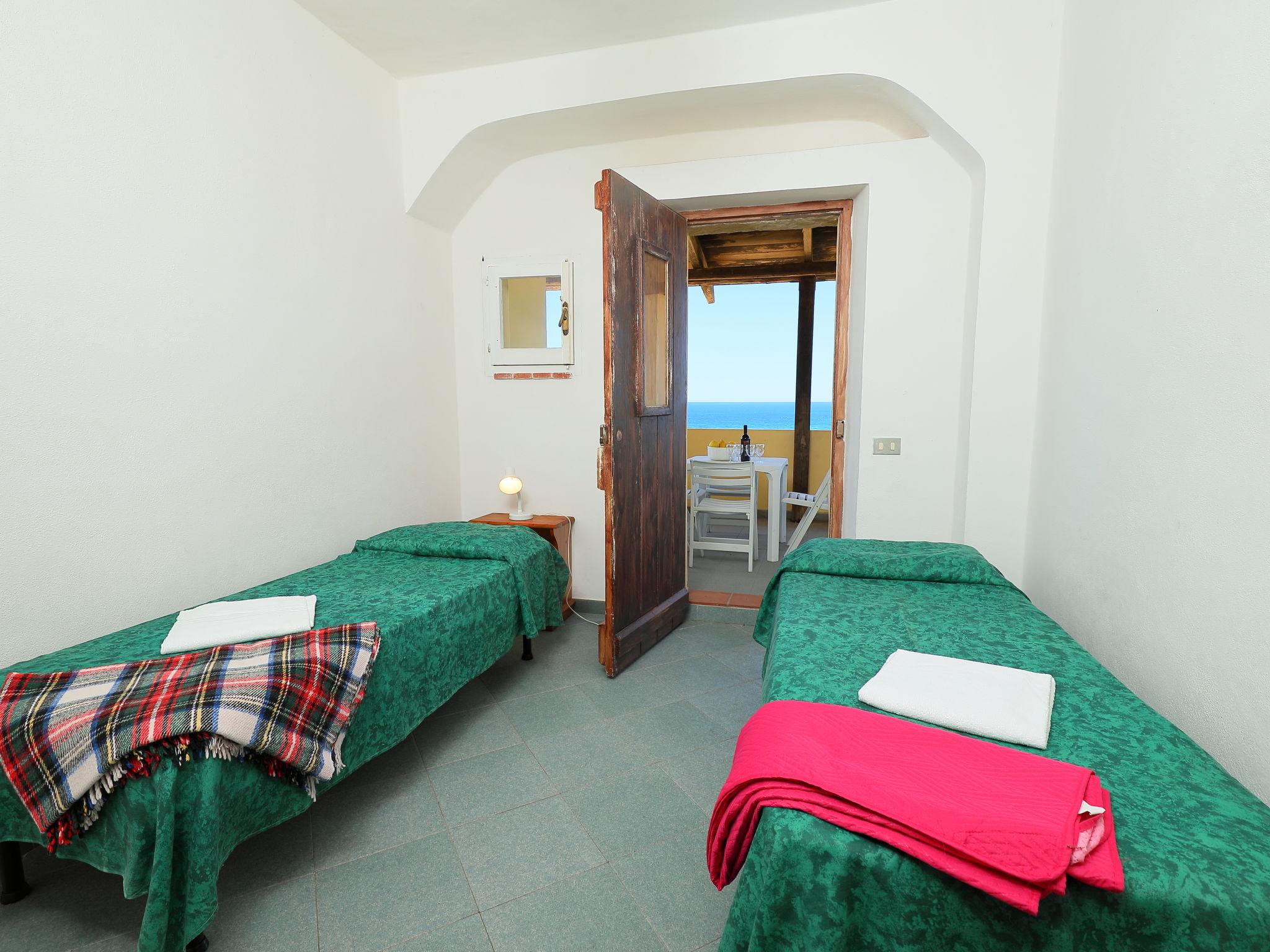 Photo 9 - Appartement de 2 chambres à Valledoria avec jardin et vues à la mer