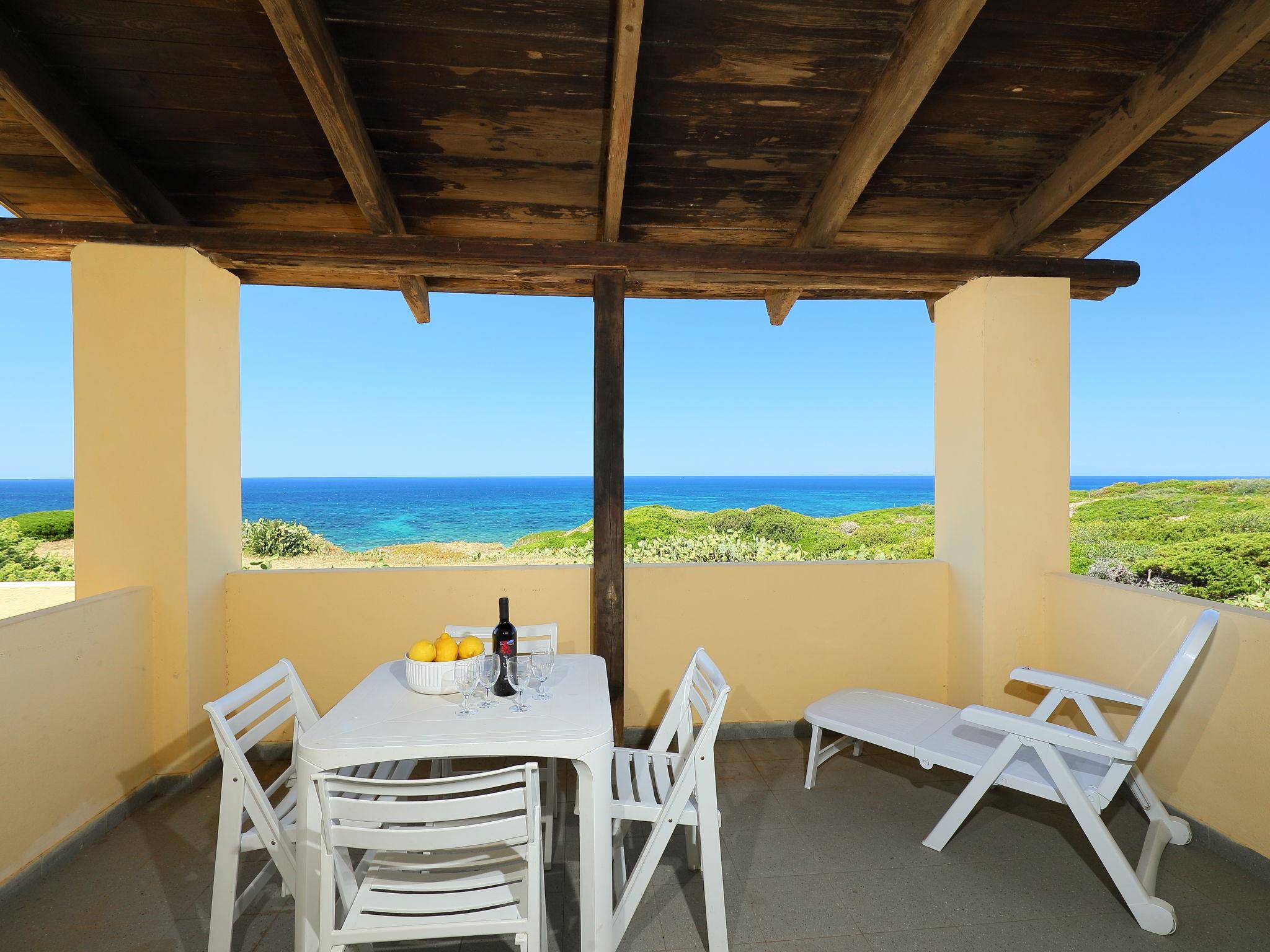 Foto 1 - Apartamento de 2 habitaciones en Valledoria con jardín y vistas al mar