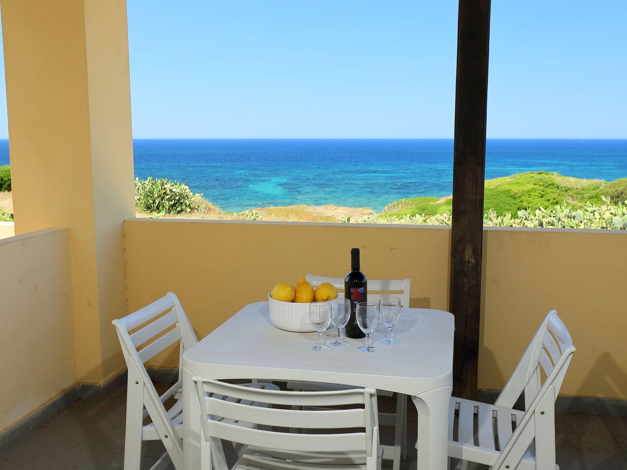 Photo 2 - Appartement de 2 chambres à Valledoria avec jardin et vues à la mer