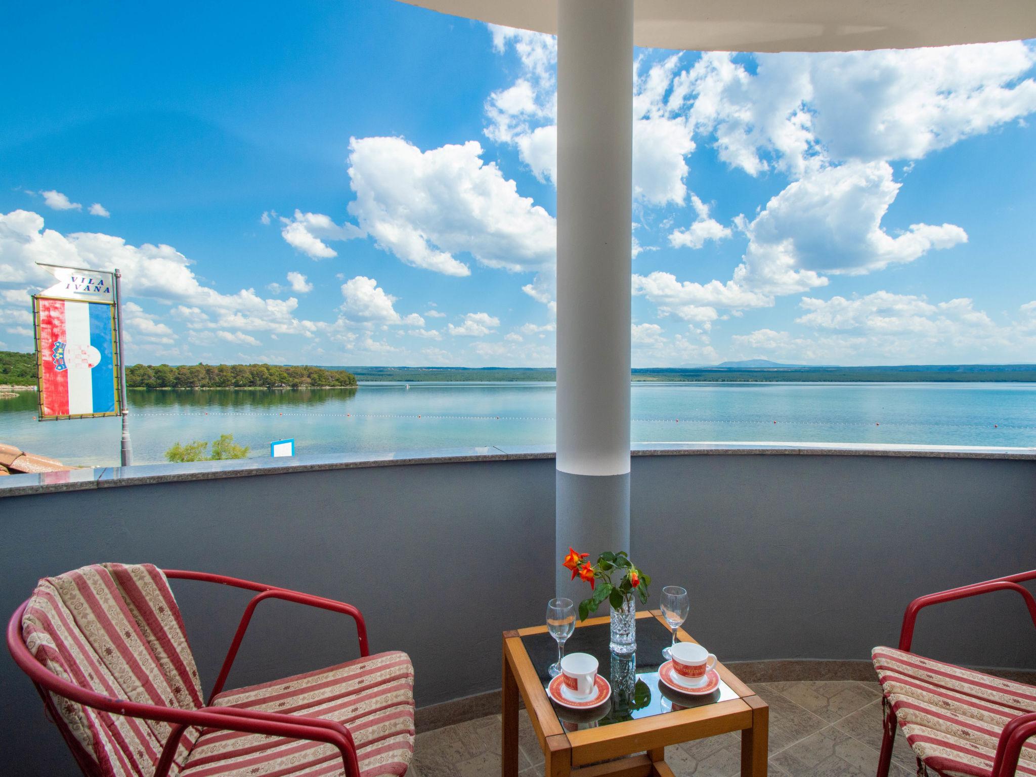 Foto 1 - Apartamento de 1 habitación en Sibenik con jardín y vistas al mar