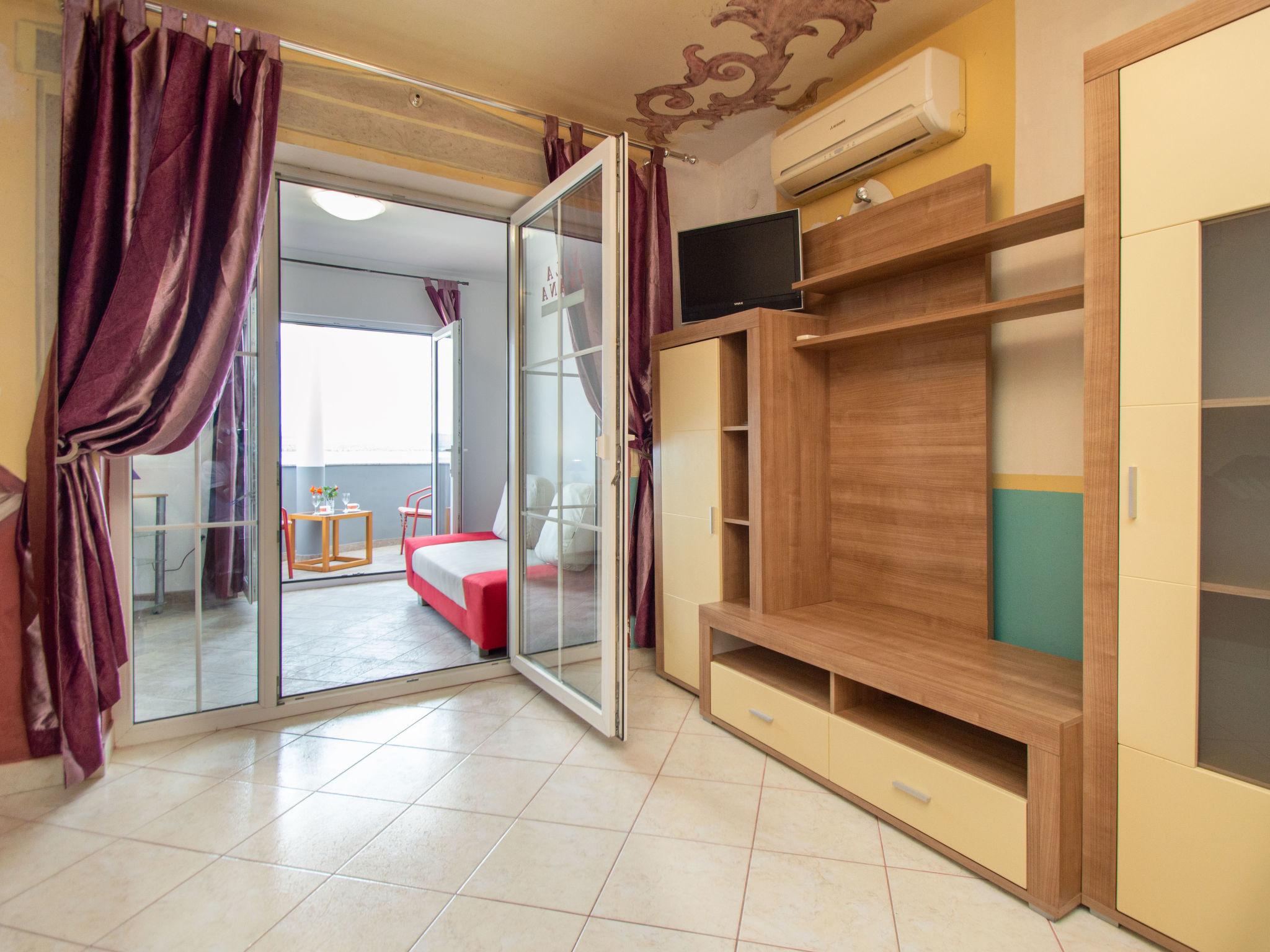 Foto 6 - Apartamento de 1 quarto em Sibenik com jardim e banheira de hidromassagem