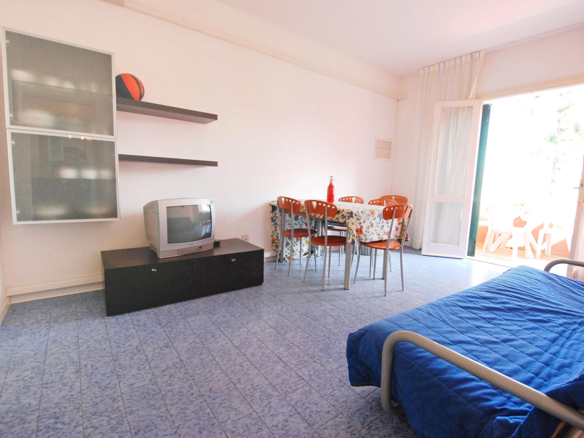 Photo 2 - 2 bedroom Apartment in San Michele al Tagliamento with swimming pool and garden