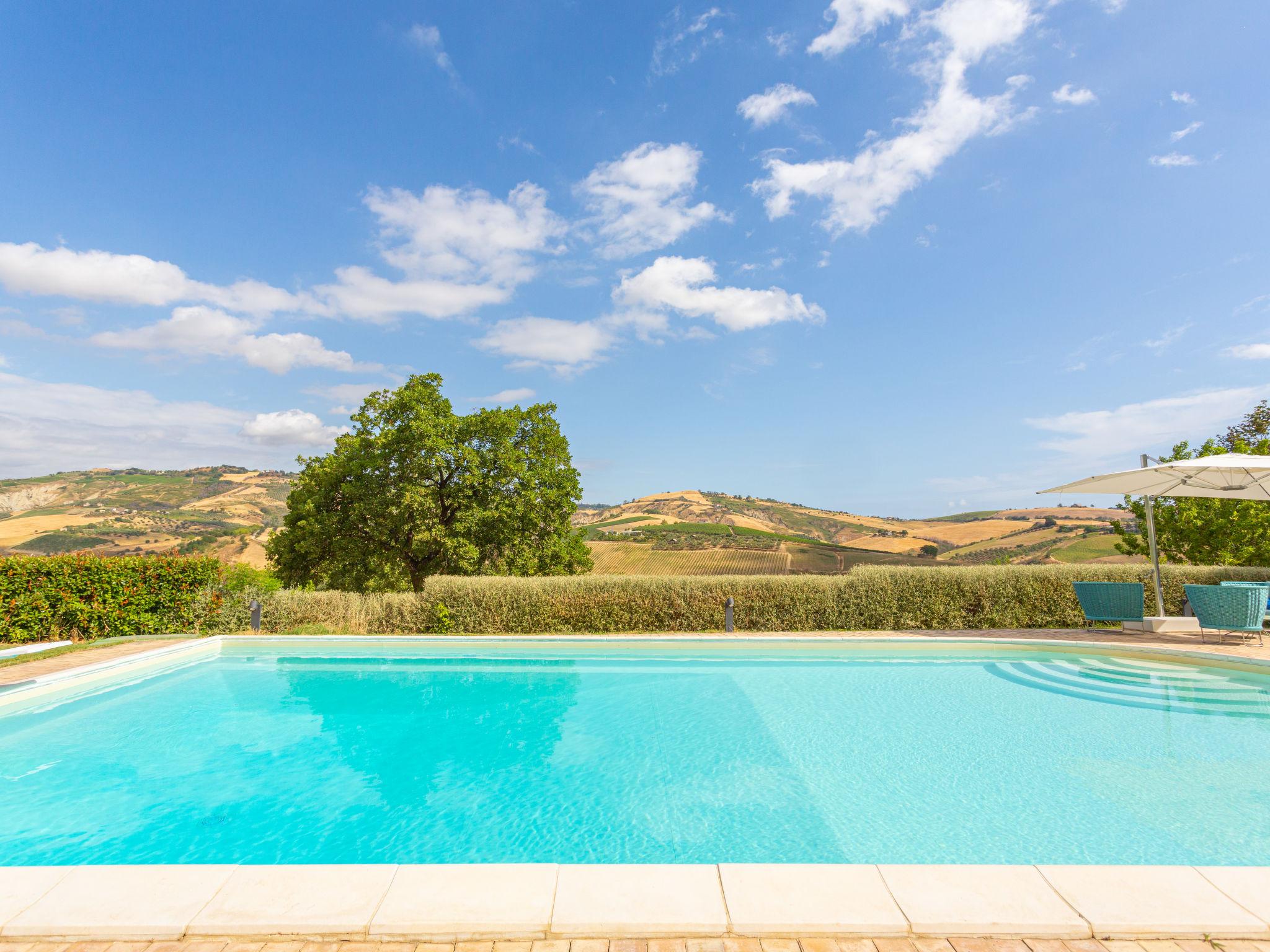 Foto 20 - Appartamento con 2 camere da letto a Città Sant'Angelo con piscina e giardino