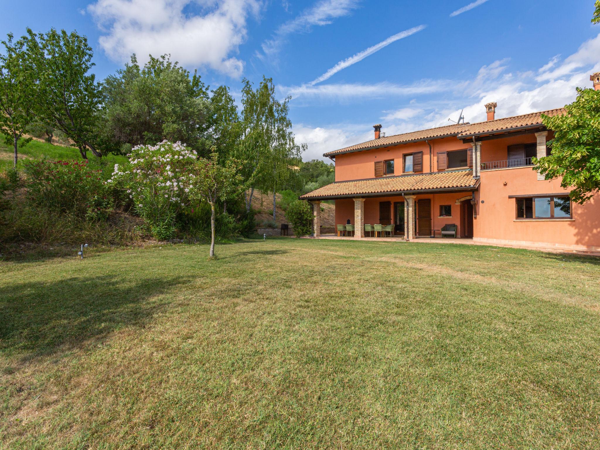 Foto 18 - Casa con 4 camere da letto a Città Sant'Angelo con piscina e giardino