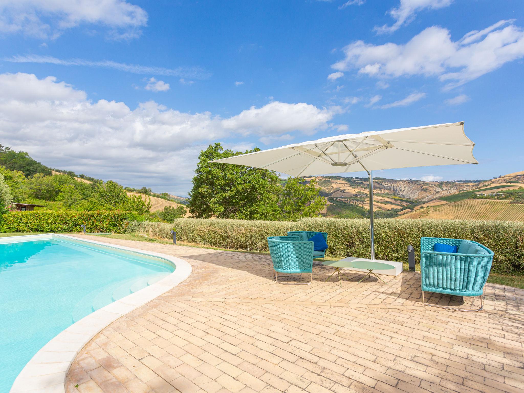 Foto 22 - Appartamento con 2 camere da letto a Città Sant'Angelo con piscina e vista mare