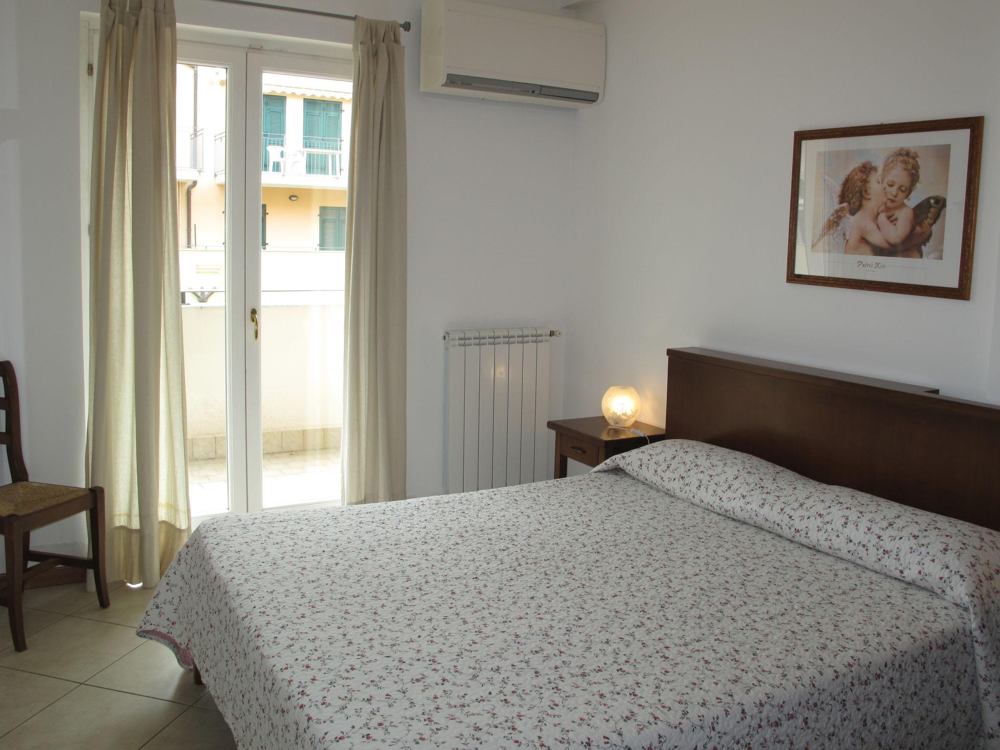 Foto 5 - Appartamento con 1 camera da letto a Imperia con piscina e vista mare