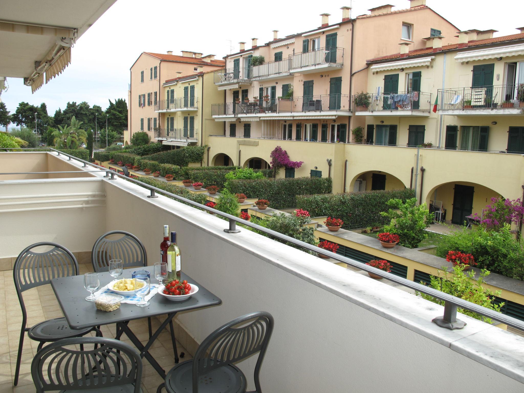 Photo 1 - Appartement de 1 chambre à Imperia avec piscine et jardin