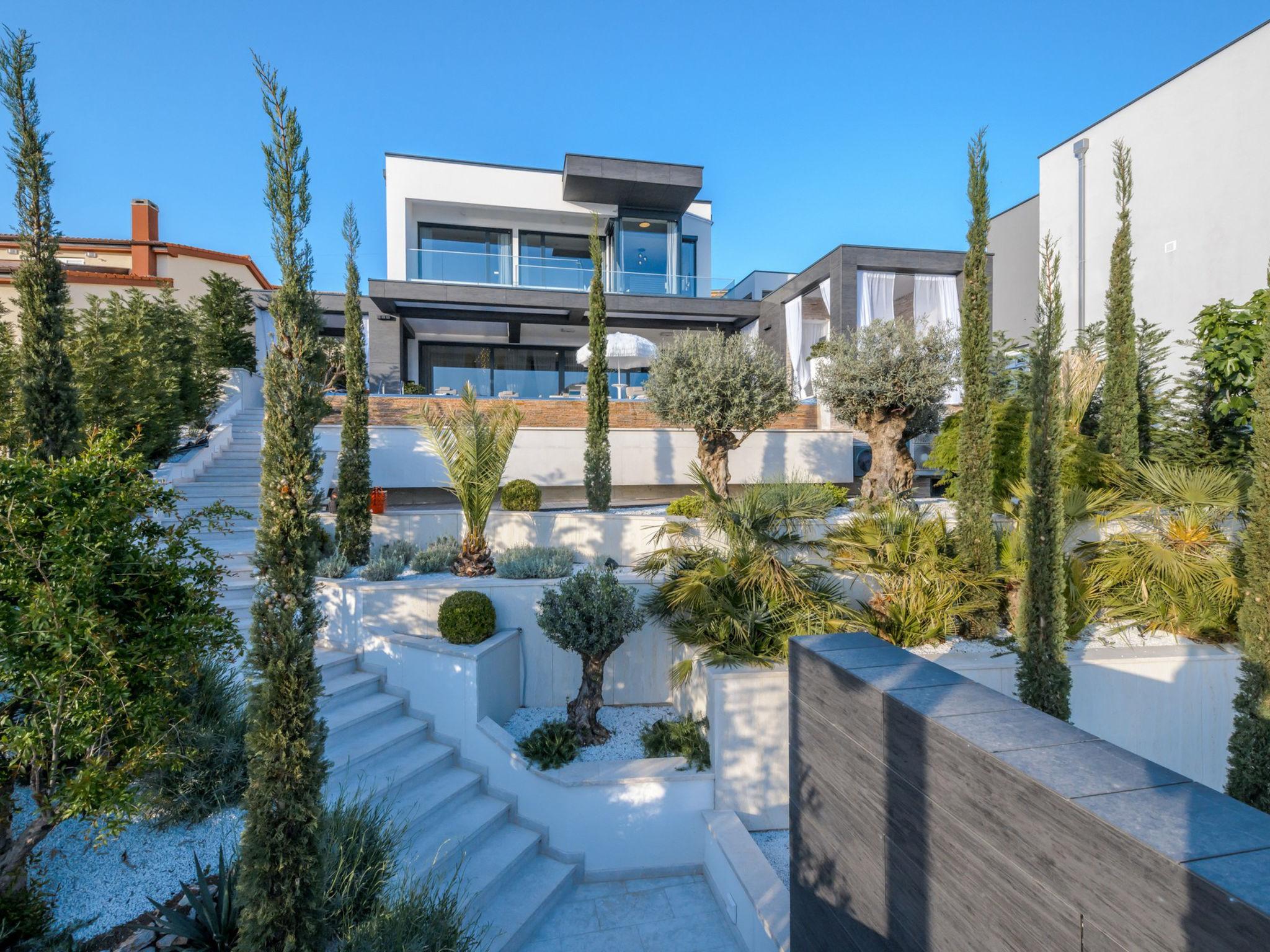 Photo 2 - Maison de 4 chambres à Crikvenica avec piscine privée et vues à la mer