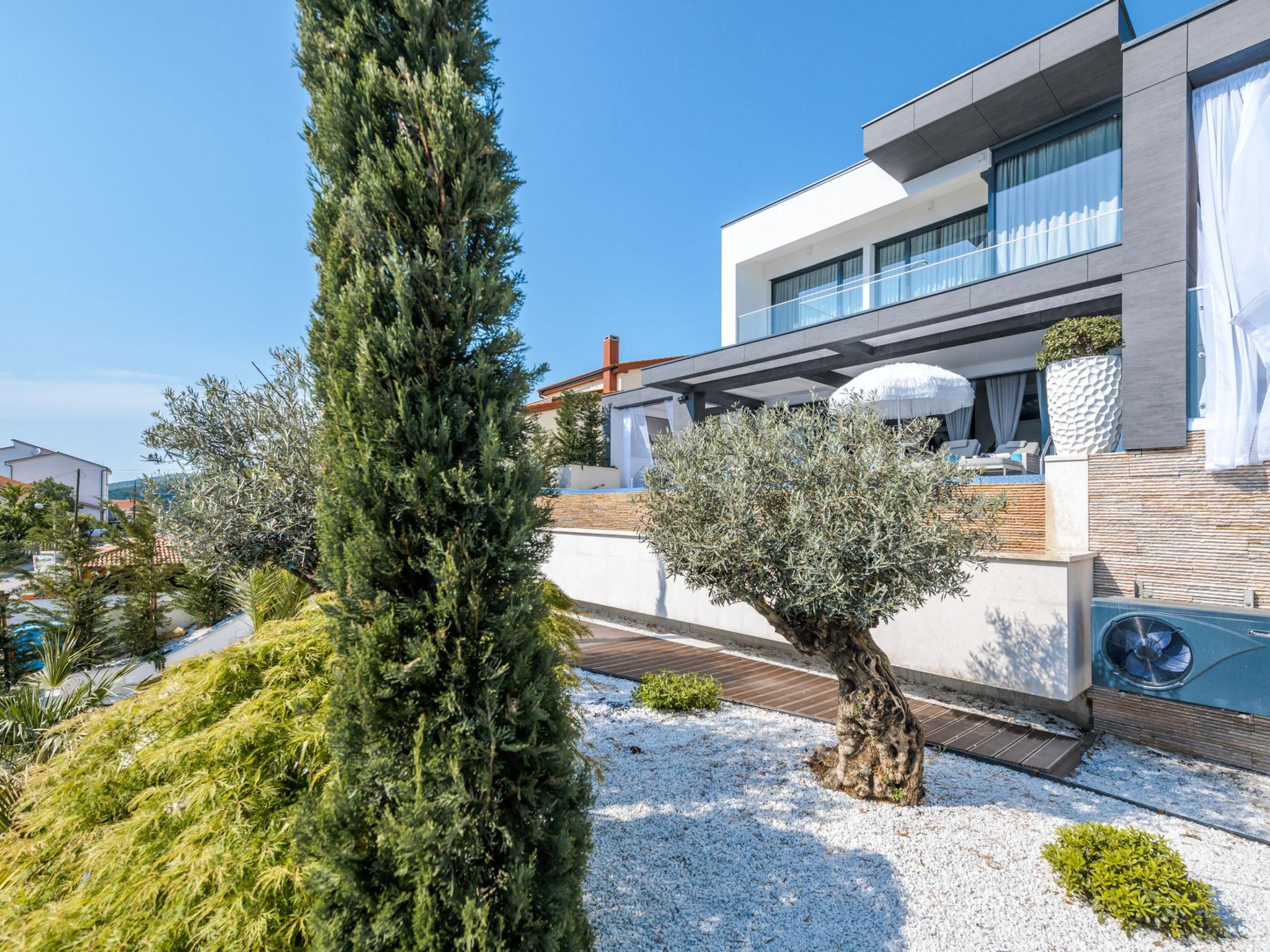 Foto 34 - Casa con 4 camere da letto a Crikvenica con piscina privata e vista mare