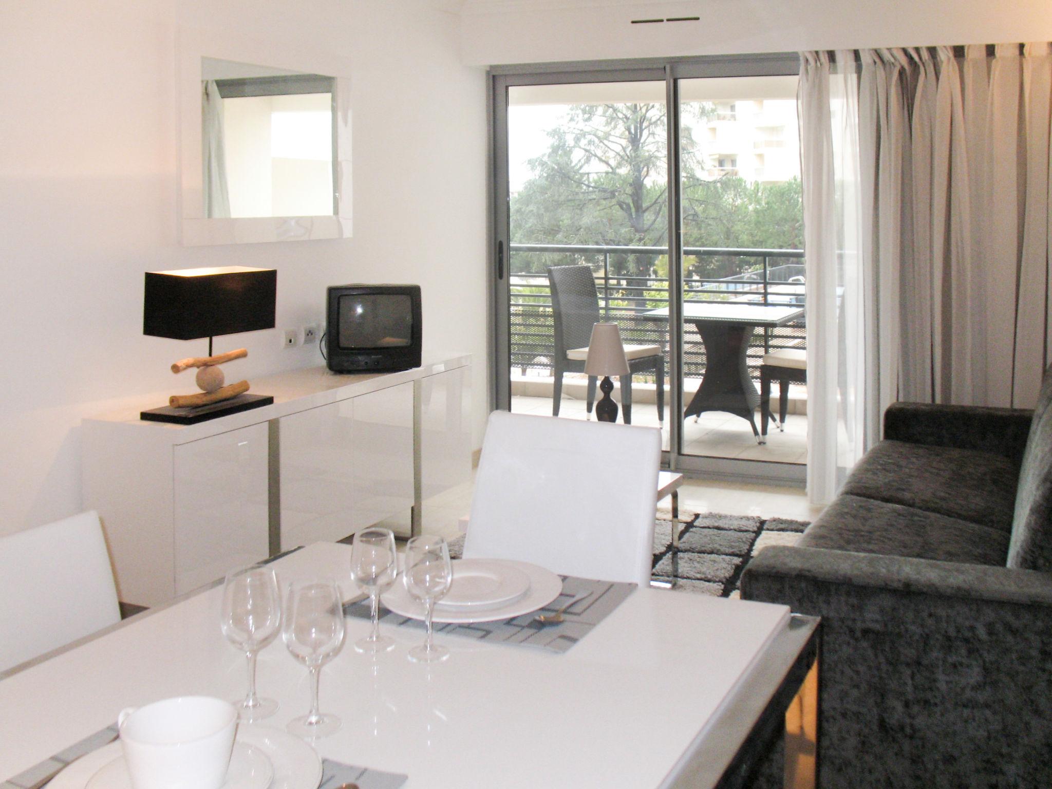 Foto 2 - Apartamento de 1 quarto em Cagnes-sur-Mer com piscina e vistas do mar