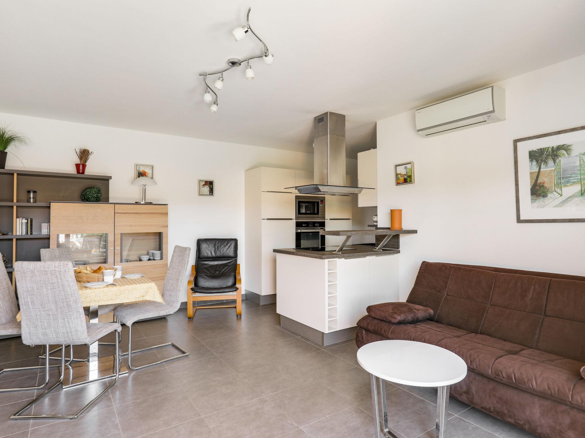 Foto 4 - Appartamento con 1 camera da letto a Saint-Raphaël con terrazza e vista mare