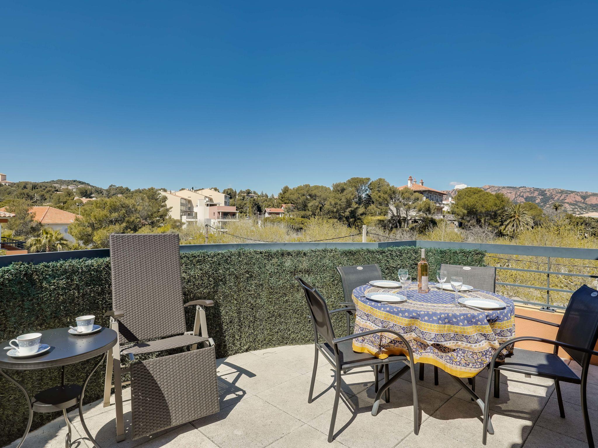 Foto 2 - Appartamento con 1 camera da letto a Saint-Raphaël con terrazza e vista mare