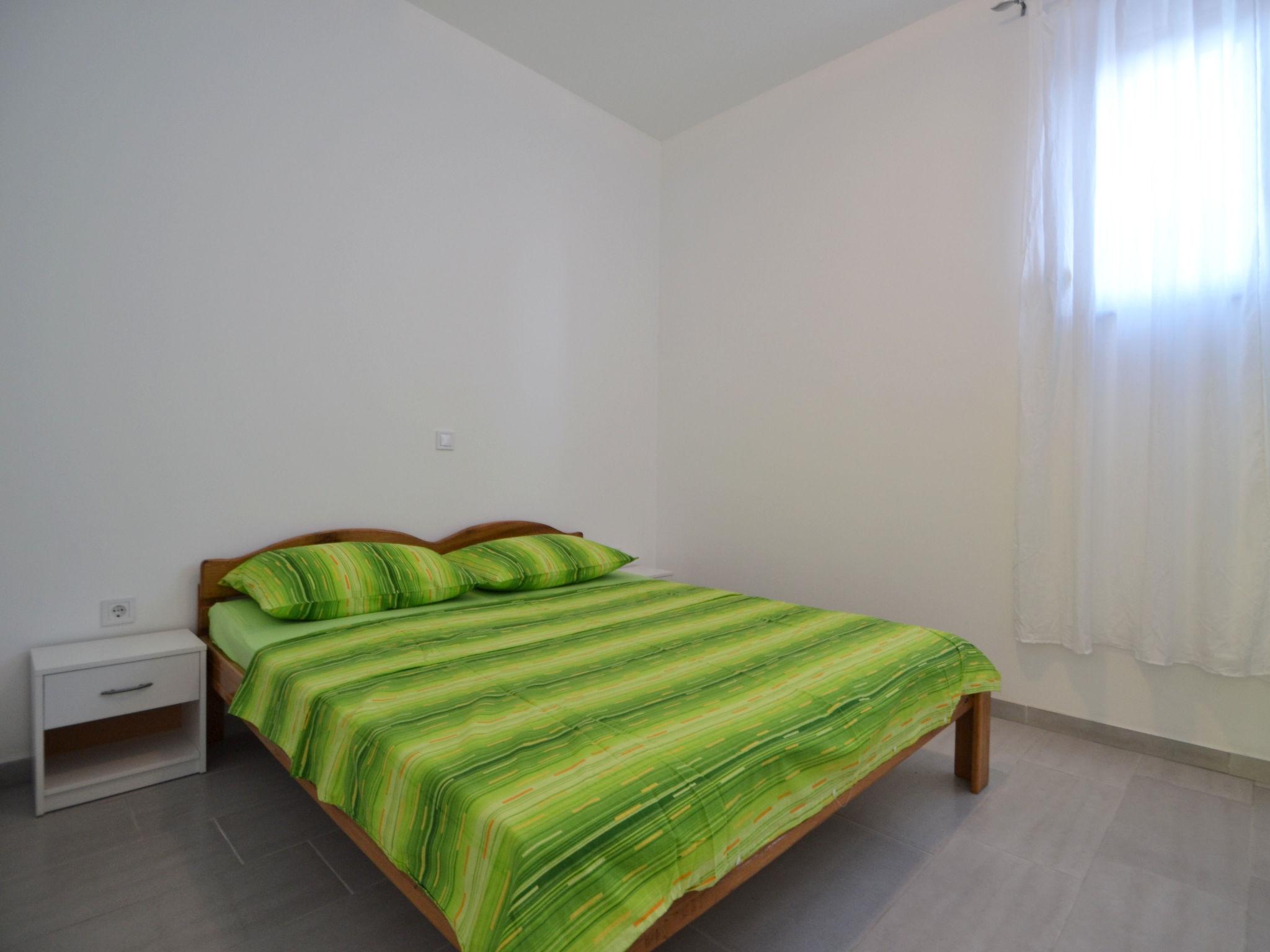 Foto 5 - Appartamento con 2 camere da letto a Jasenice con terrazza