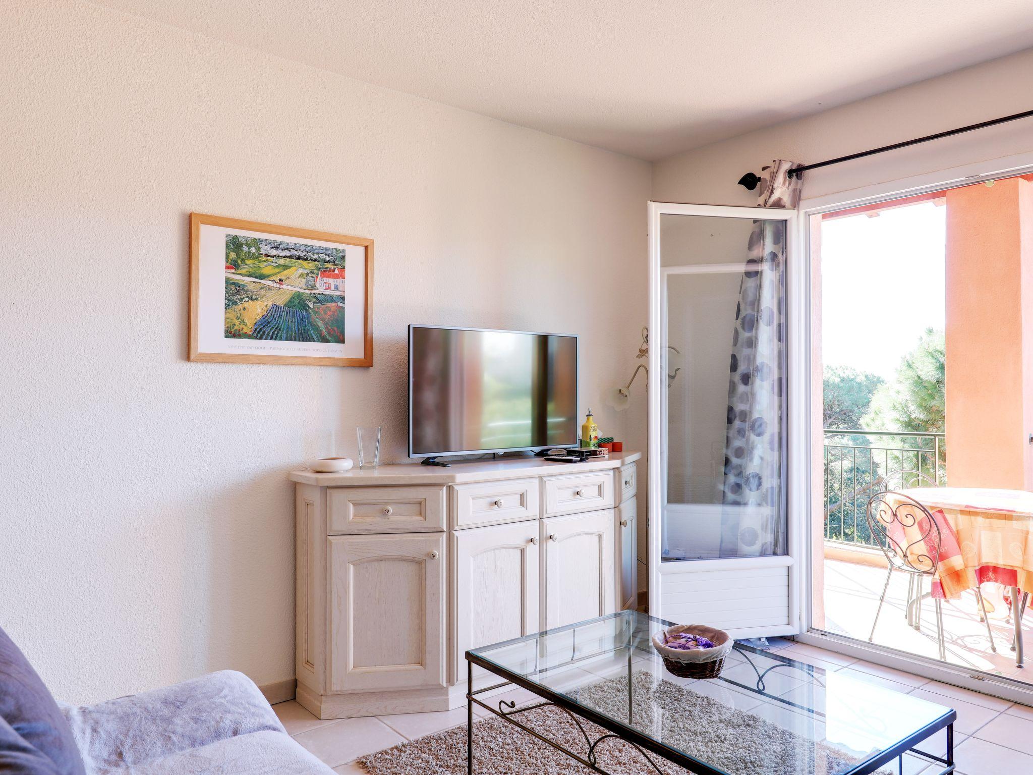 Foto 7 - Apartamento de 2 habitaciones en Roquebrune-sur-Argens con piscina y vistas al mar