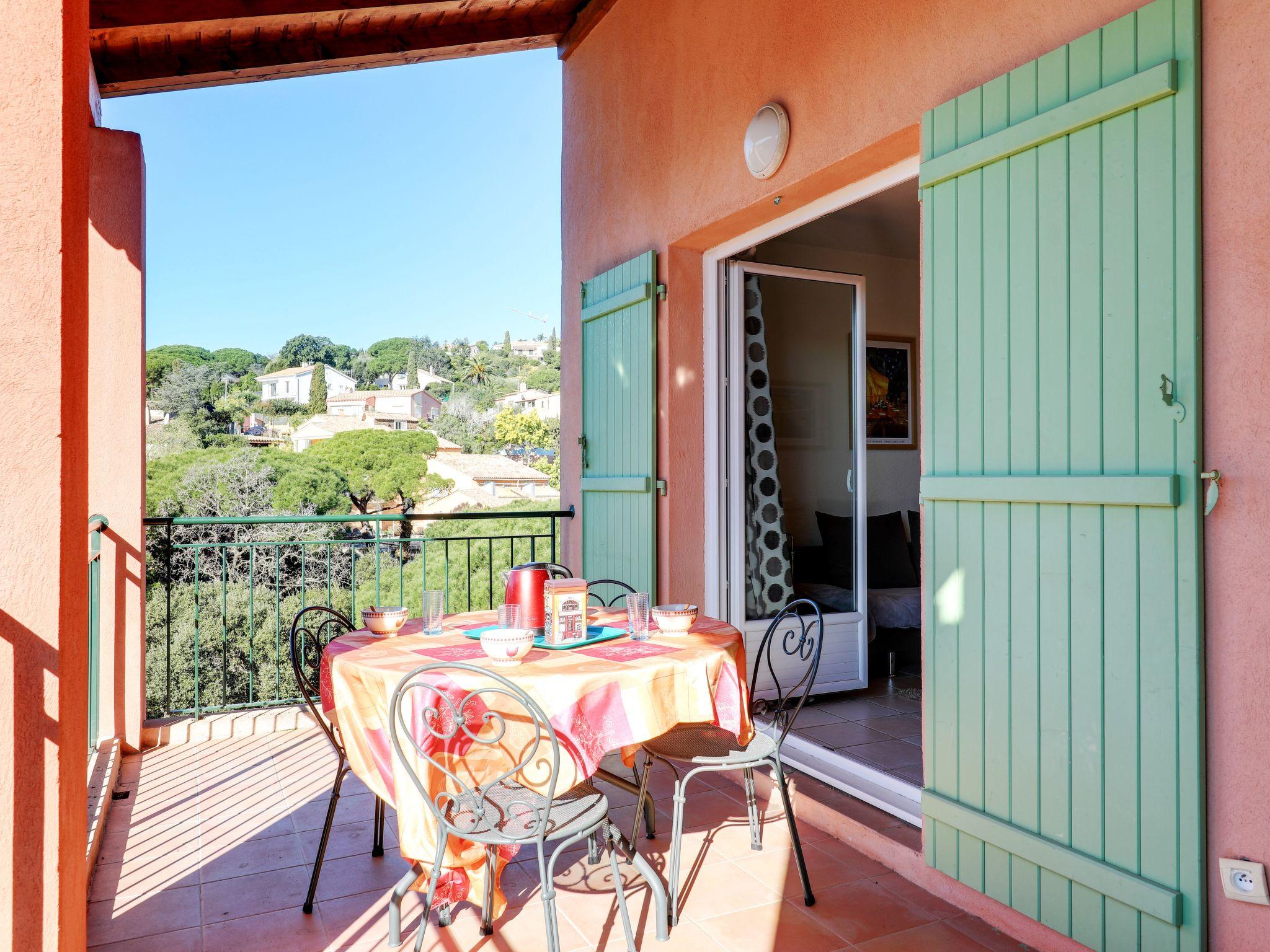 Foto 12 - Apartamento de 2 habitaciones en Roquebrune-sur-Argens con piscina y vistas al mar