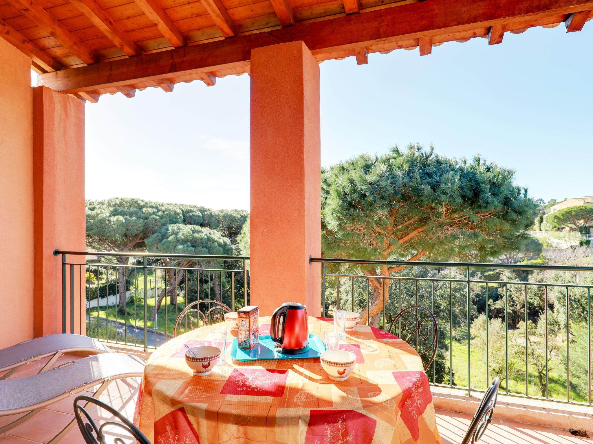 Foto 1 - Apartamento de 2 habitaciones en Roquebrune-sur-Argens con piscina y vistas al mar