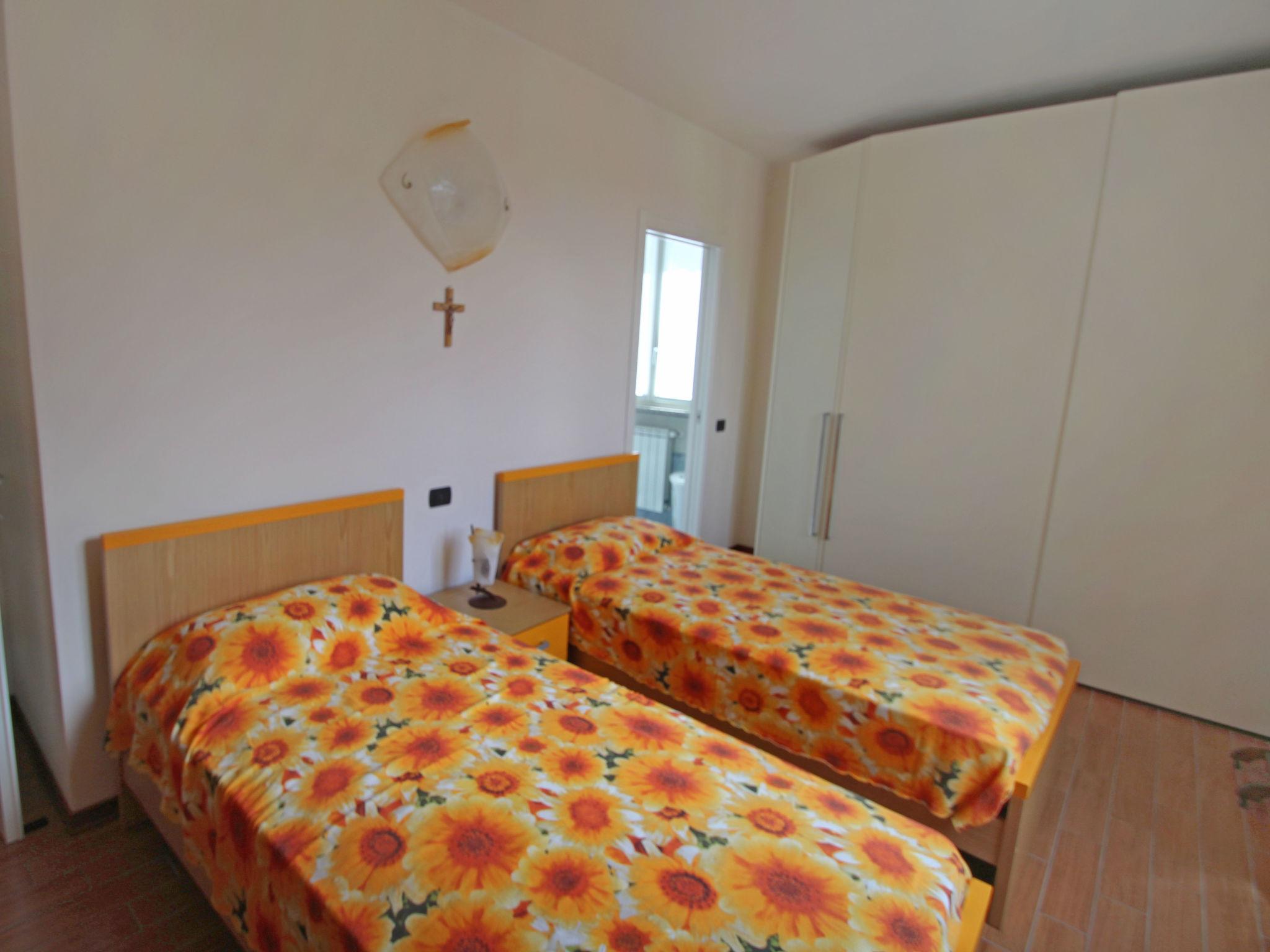 Foto 15 - Appartamento con 2 camere da letto a Porto Ceresio con vista sulle montagne