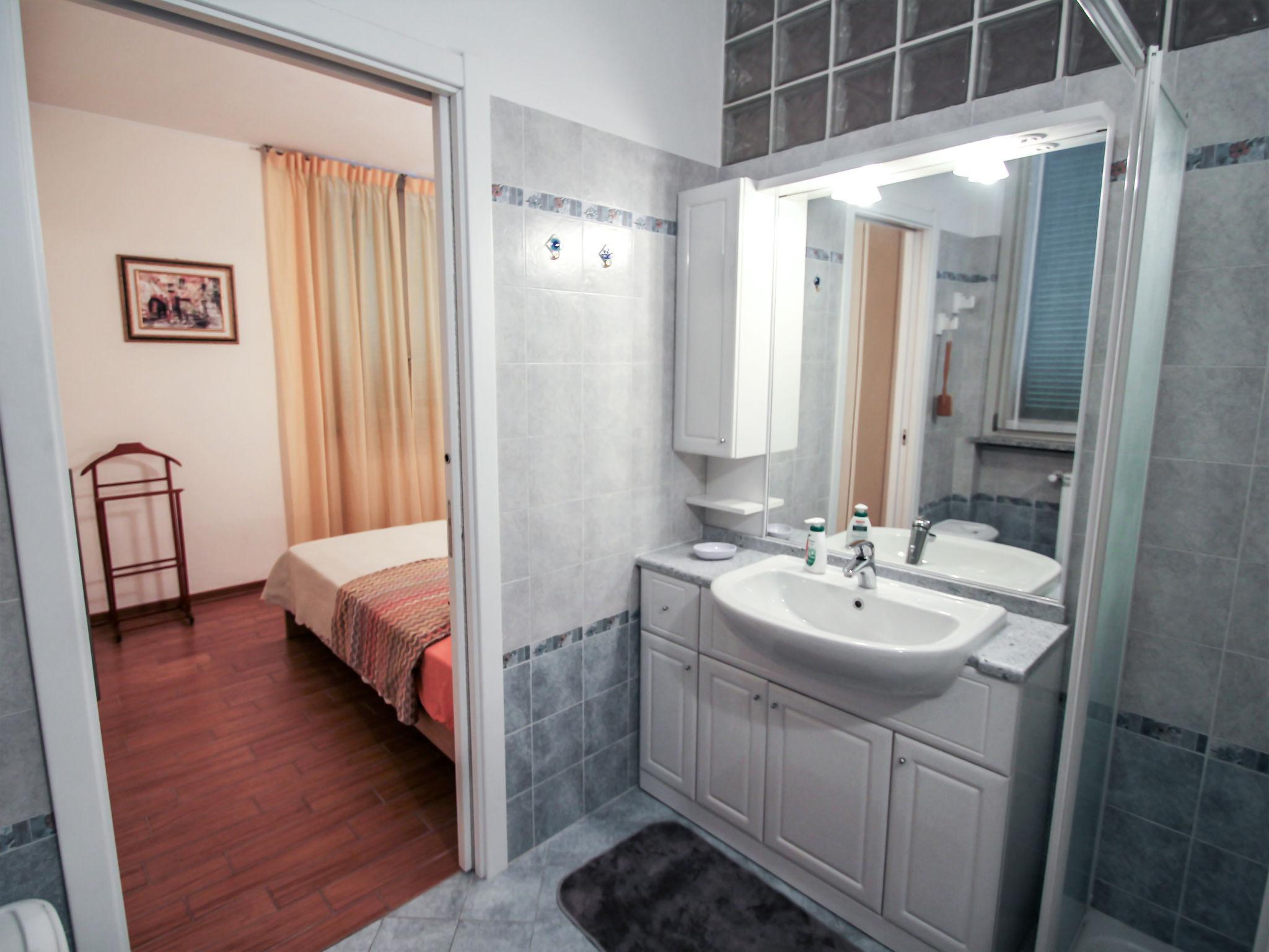 Foto 18 - Appartamento con 2 camere da letto a Porto Ceresio con vista sulle montagne