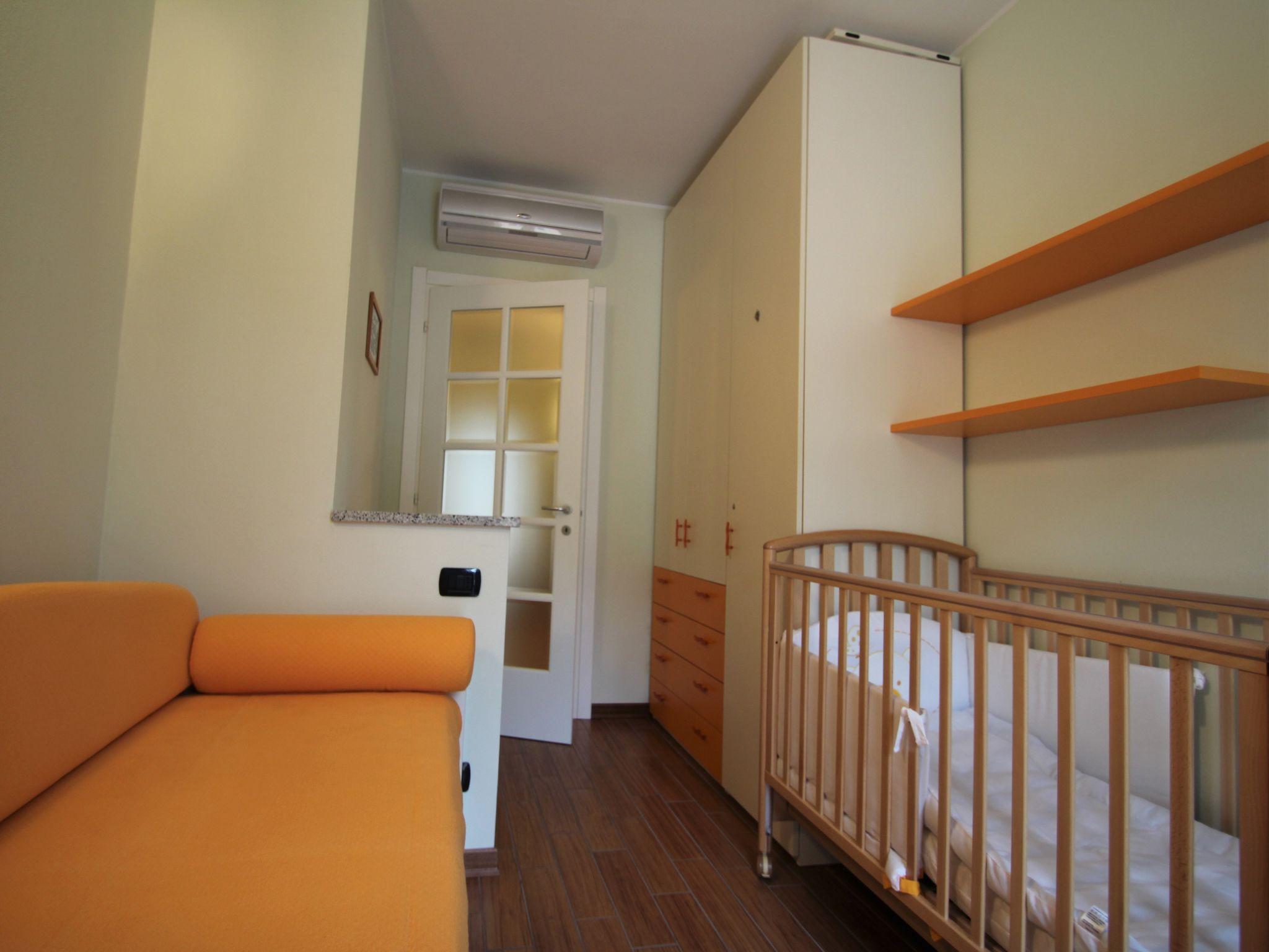 Foto 16 - Apartamento de 2 habitaciones en Porto Ceresio con vistas a la montaña