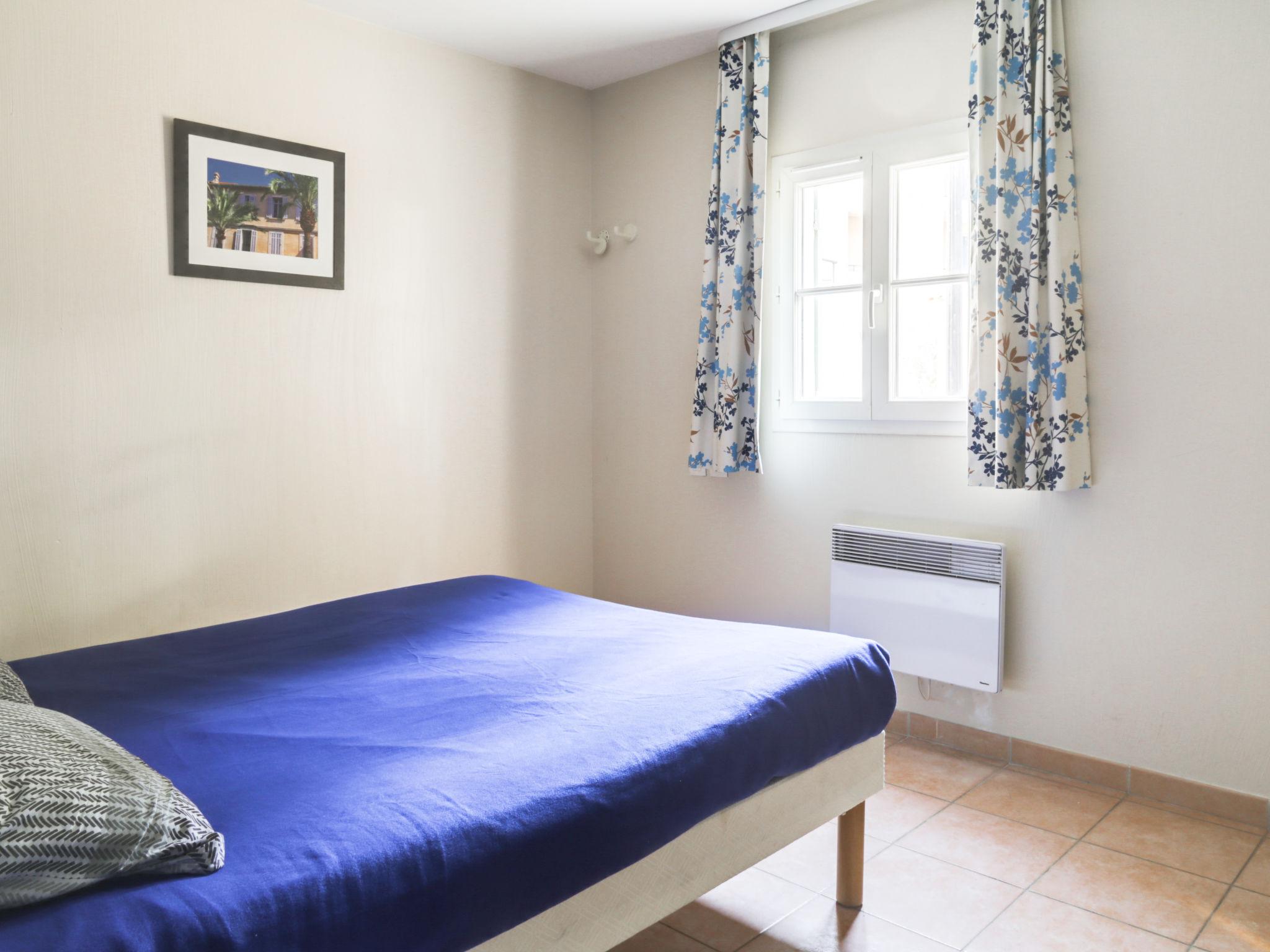 Photo 15 - 1 bedroom Apartment in Six-Fours-les-Plages with swimming pool and garden