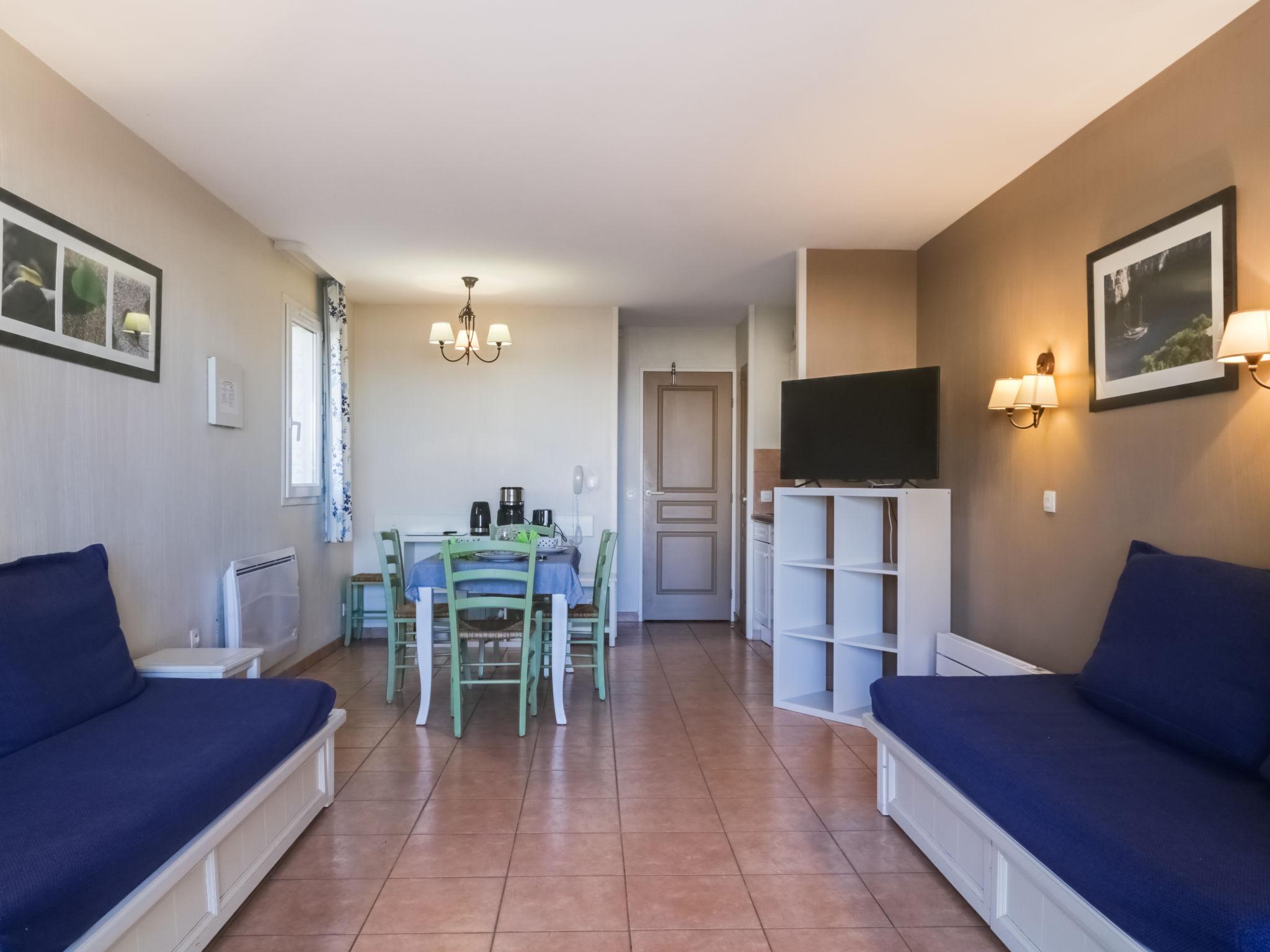 Foto 9 - Appartamento con 1 camera da letto a Six-Fours-les-Plages con piscina e vista mare