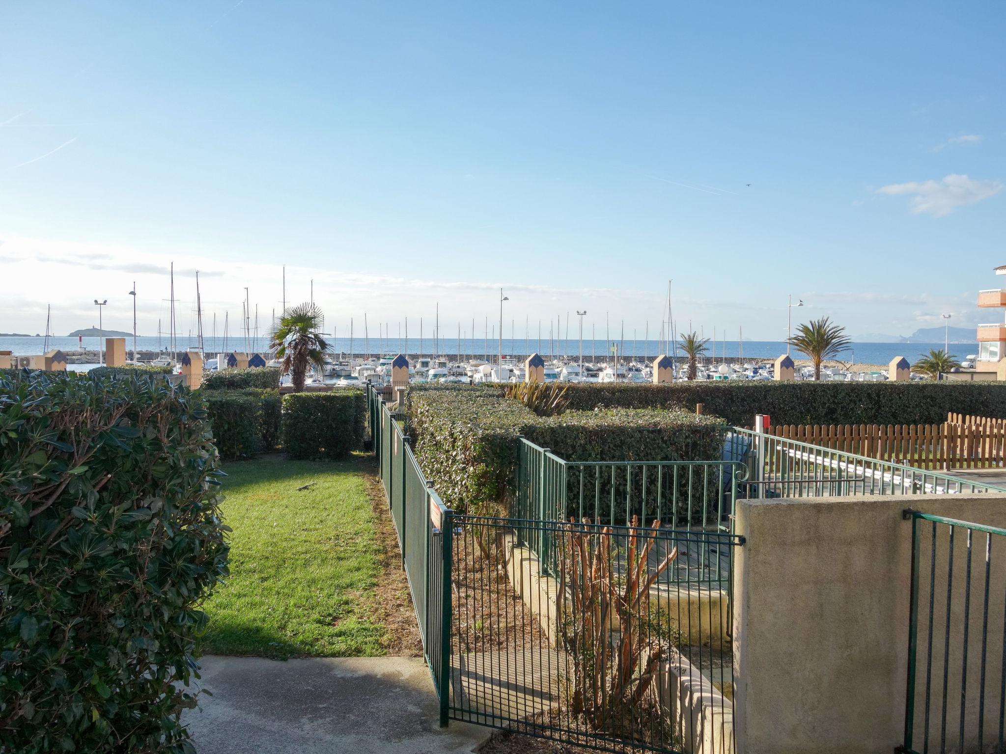 Photo 21 - 1 bedroom Apartment in Six-Fours-les-Plages with swimming pool and sea view