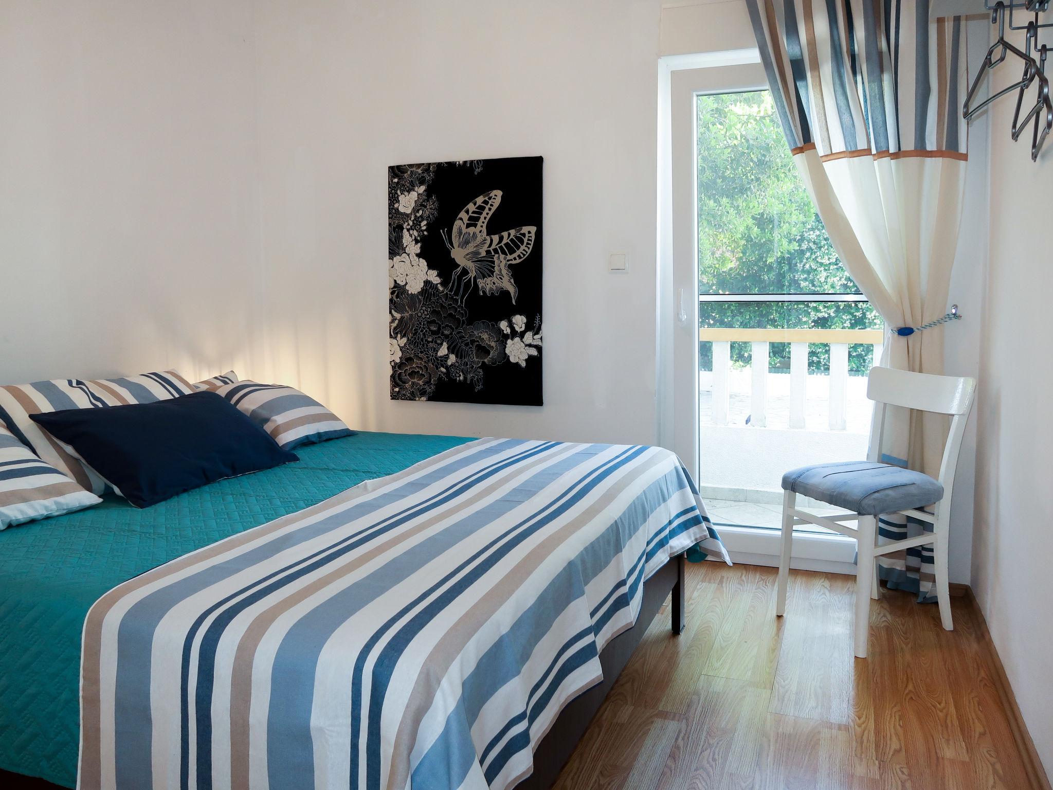 Foto 8 - Appartamento con 2 camere da letto a Okrug con terrazza e vista mare