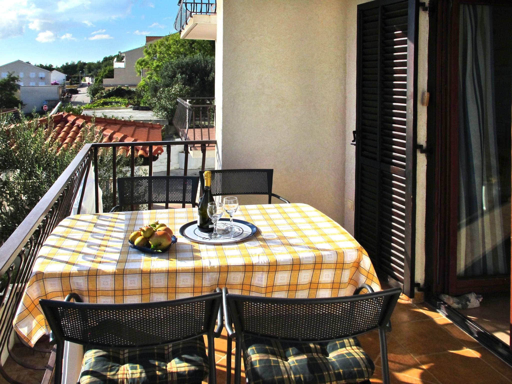 Foto 2 - Apartamento de 2 quartos em Okrug com terraço e vistas do mar