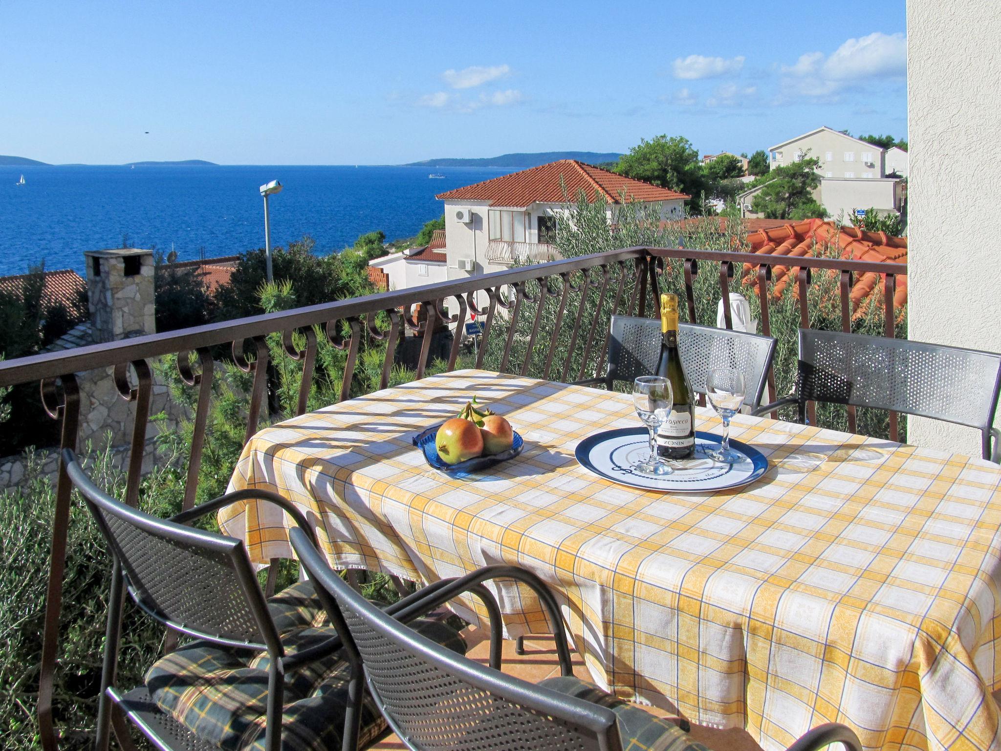 Photo 1 - Appartement de 2 chambres à Okrug avec terrasse et vues à la mer