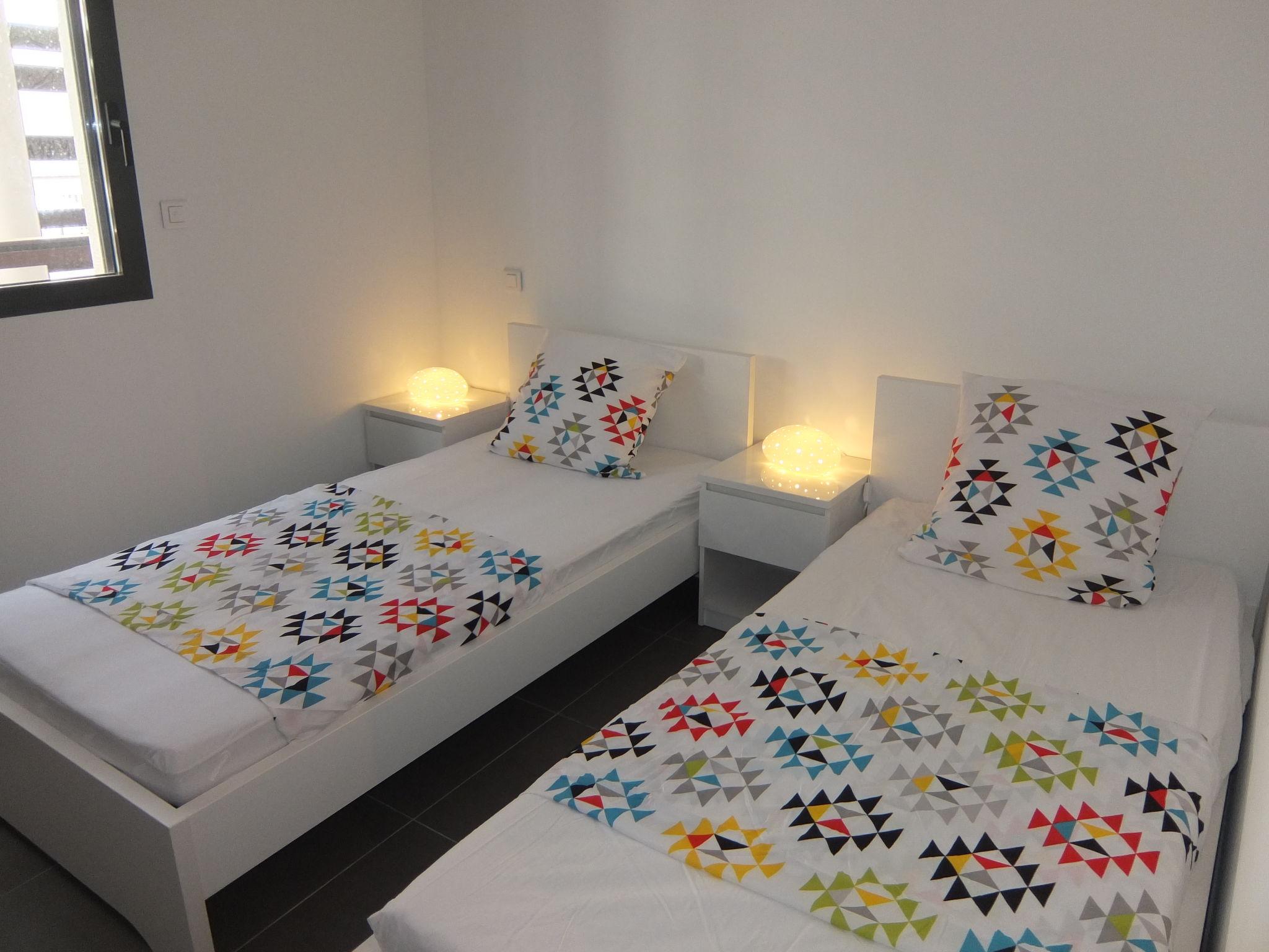 Foto 11 - Appartamento con 2 camere da letto a Saint-Cyprien con piscina e vista mare